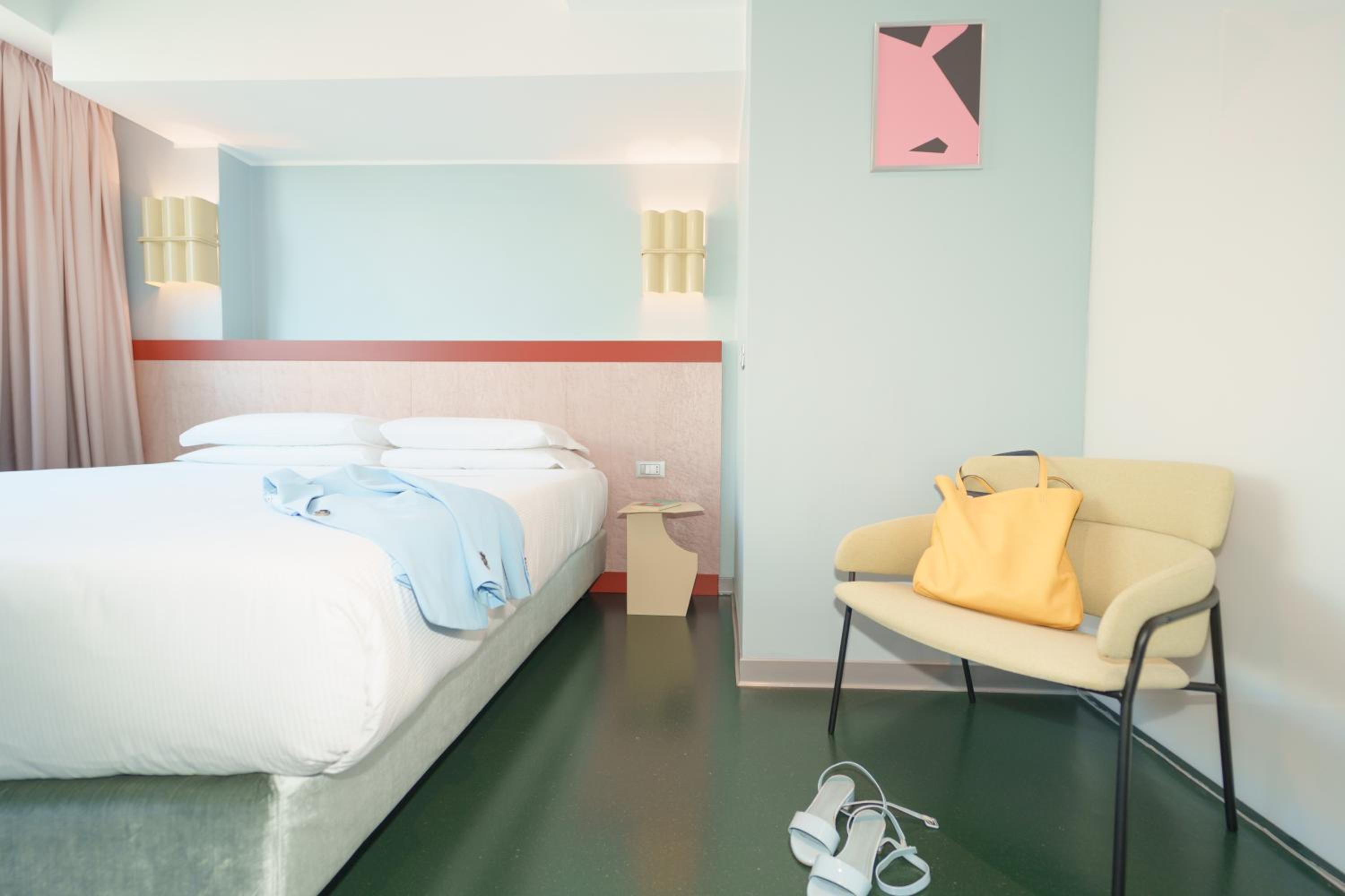 Deluxe Double Room with Balcony thumbnail 5