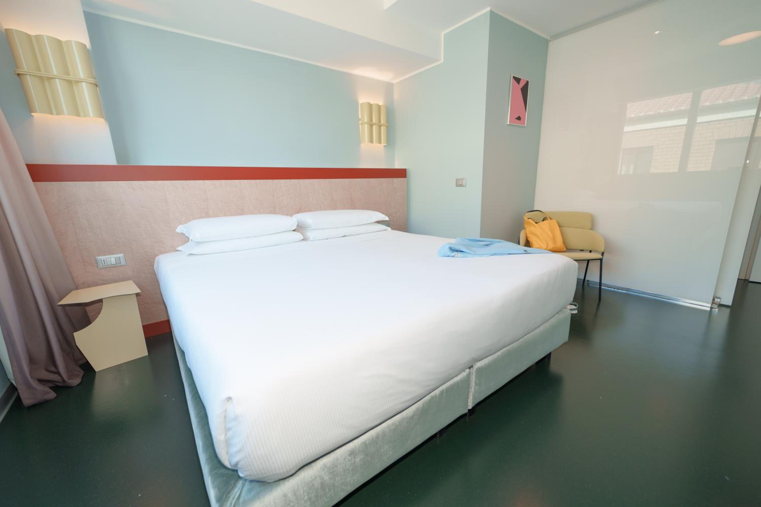 Deluxe Double Room with Balcony thumbnail 6