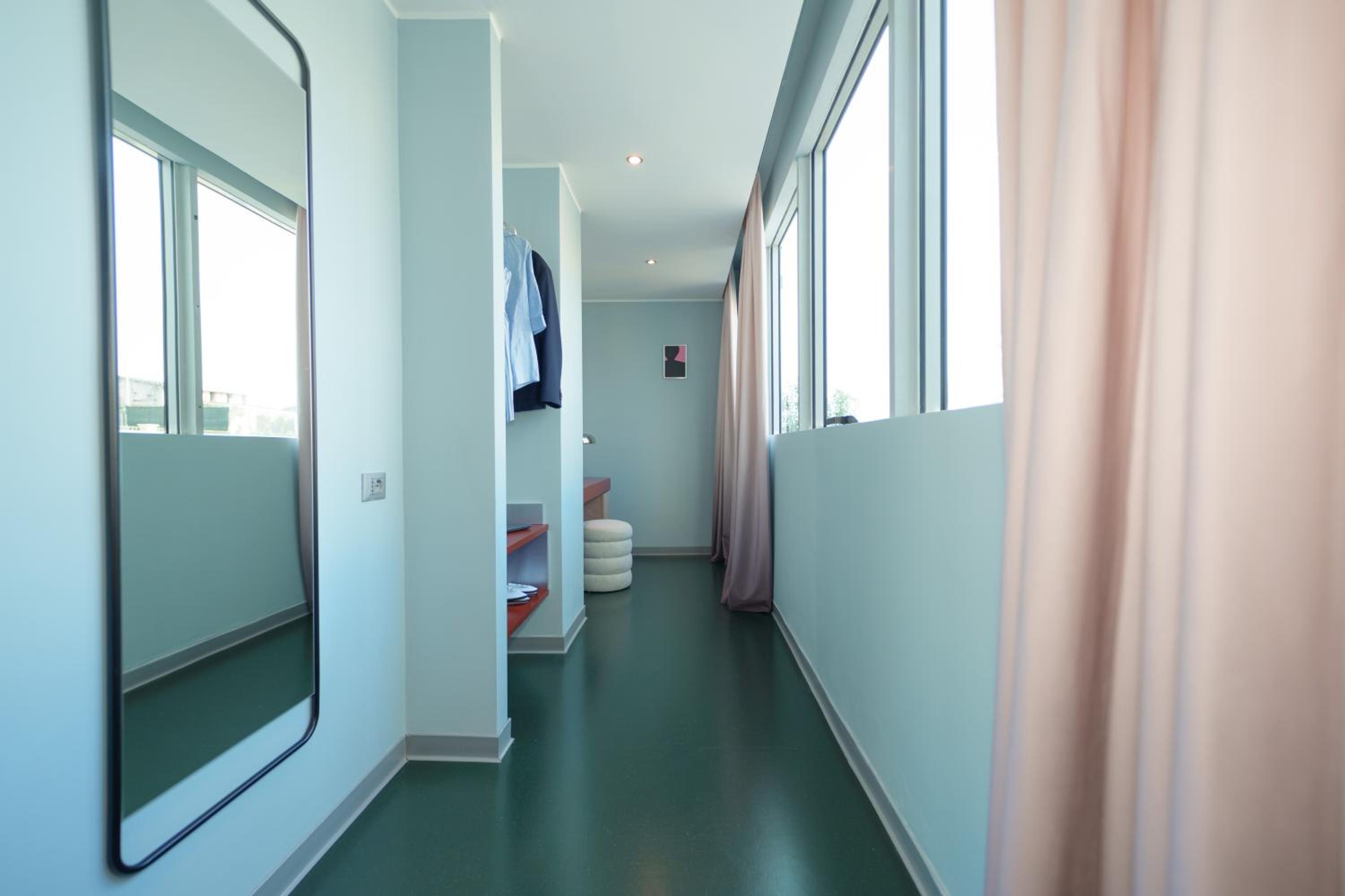 Deluxe Double Room with Balcony thumbnail 5