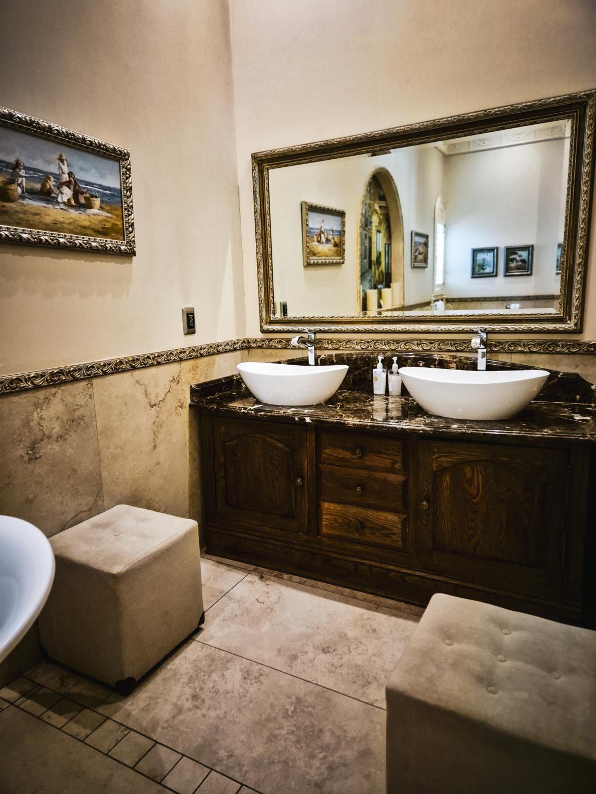 Honeymoon Suite - Photo 3