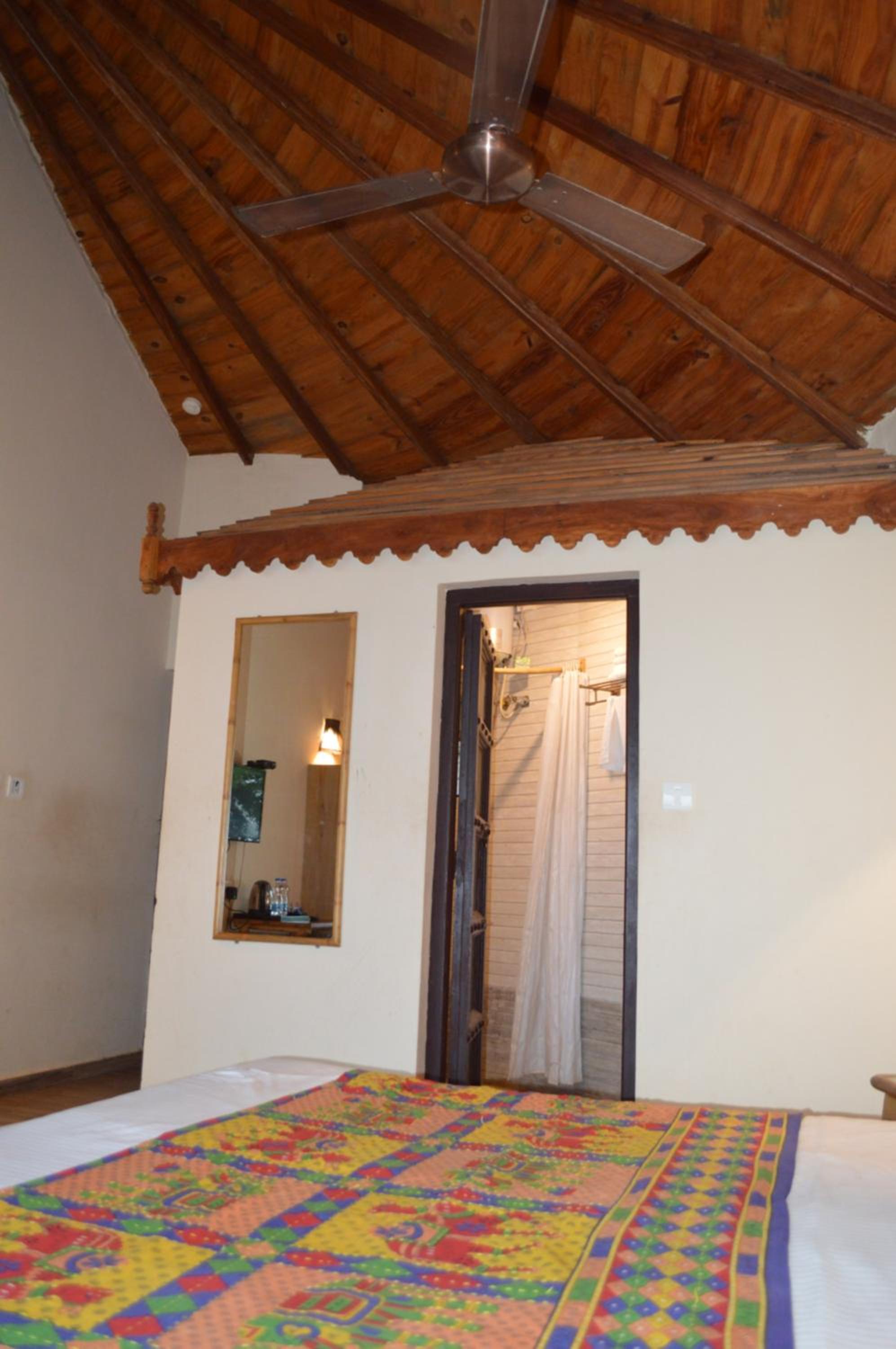 Standard King Room - Photo 8