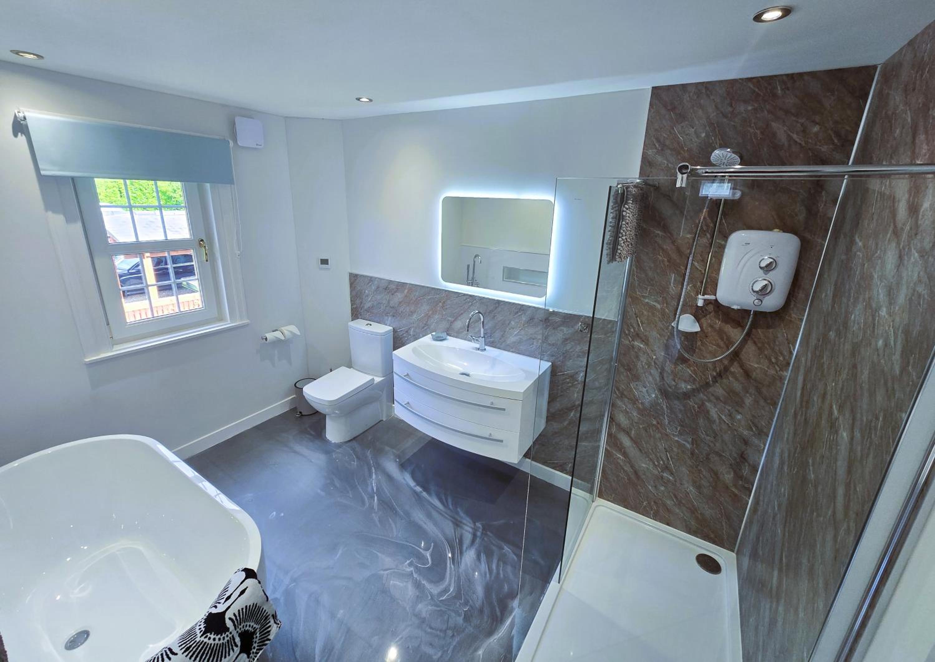 Five-Bedroom House photo 3