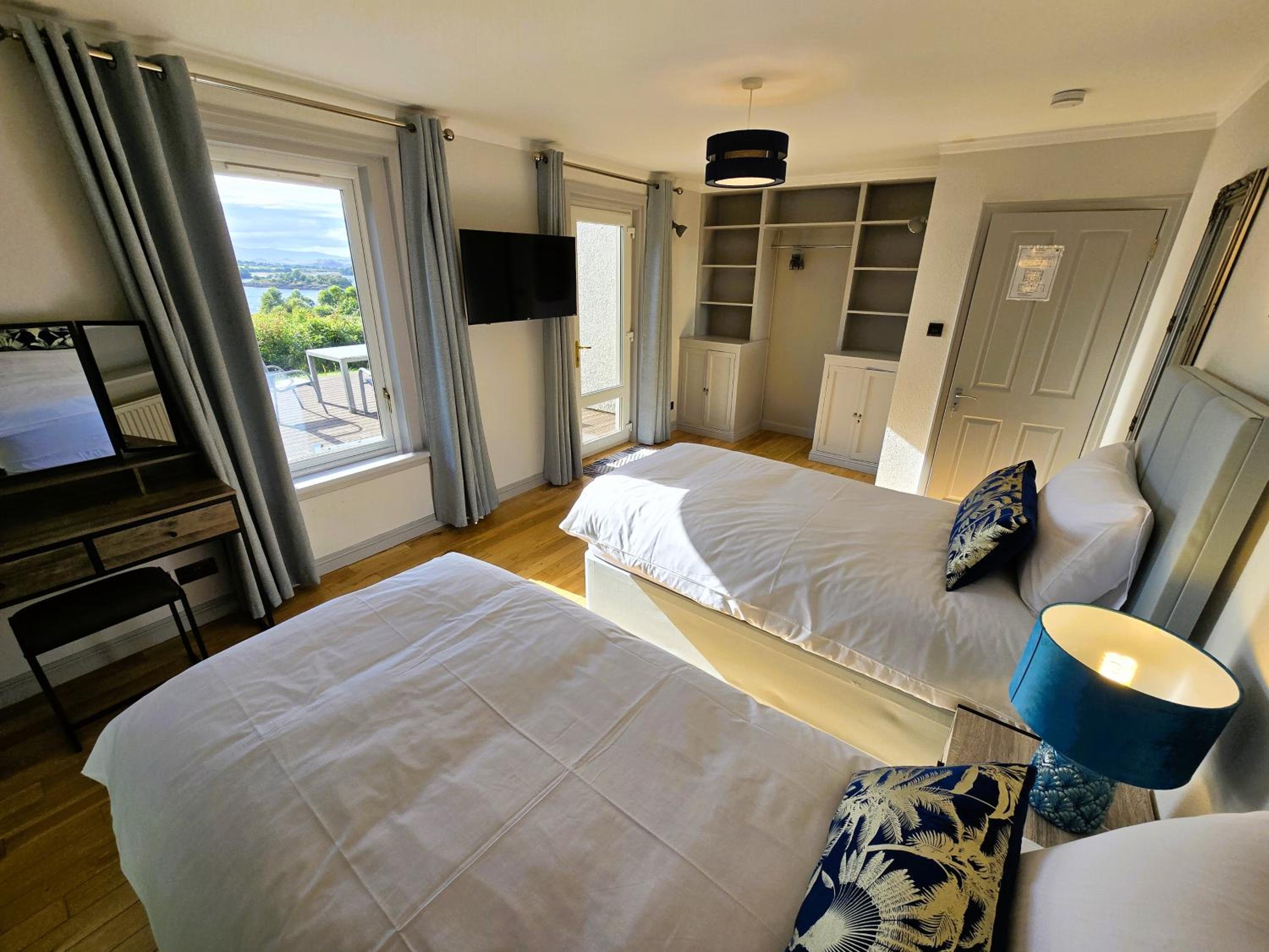 Five-Bedroom House photo 1