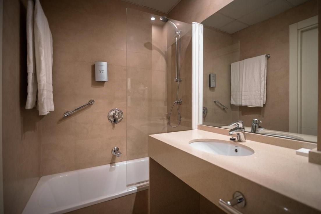 Double or Twin Room - Photo 4
