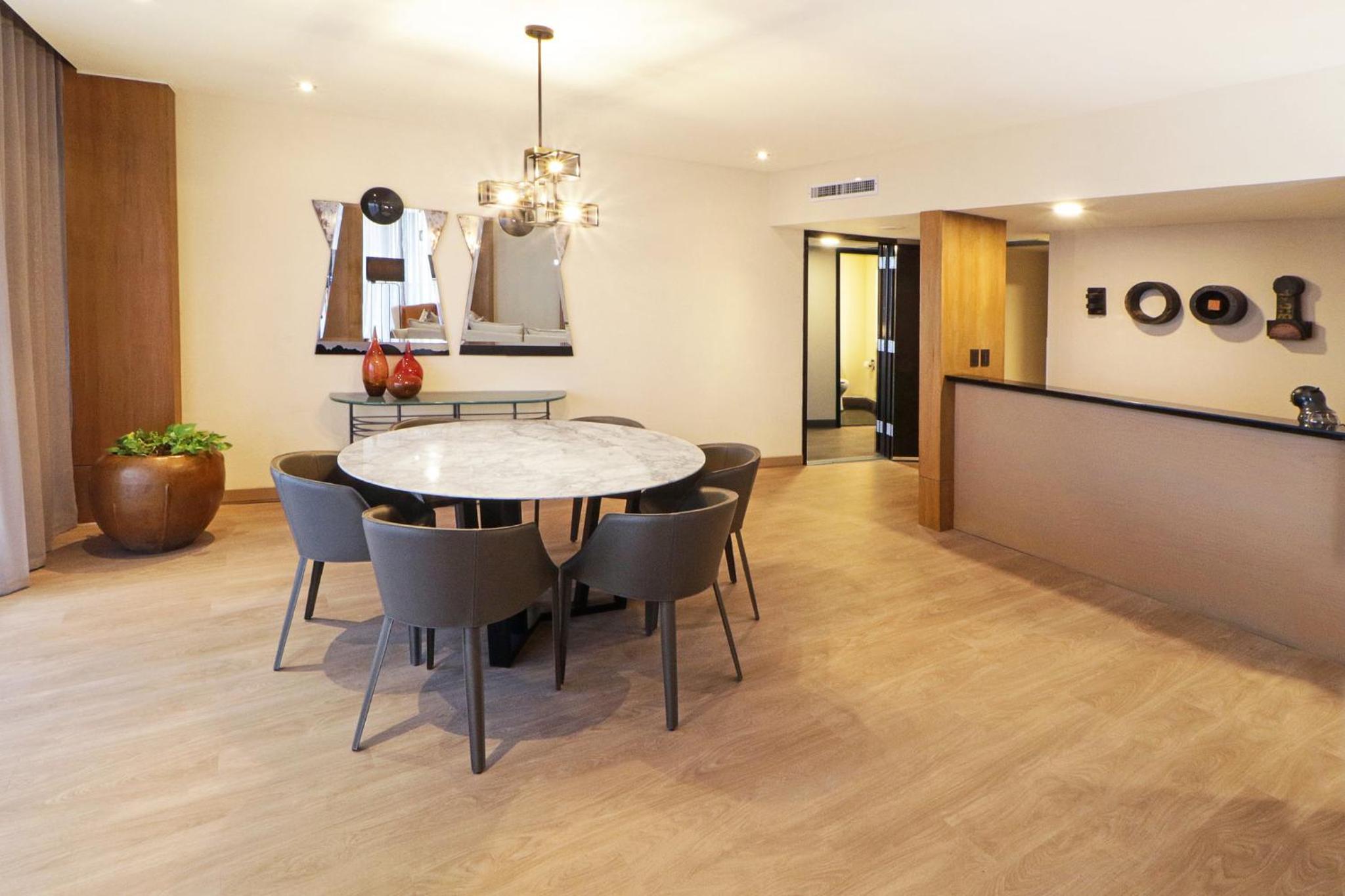One-Bedroom King Suite