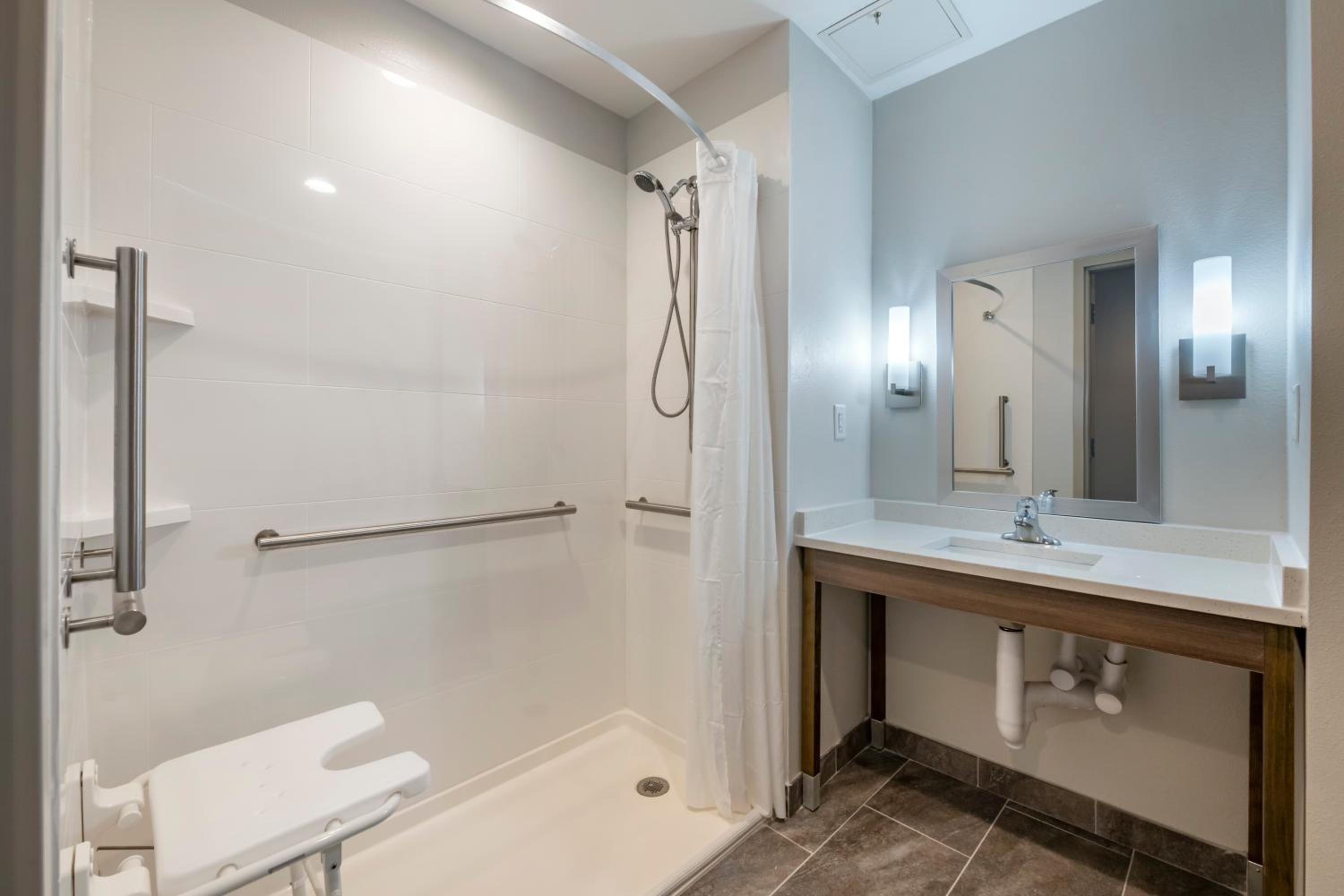 Queen Room - Mobility Accessible with Roll-In Shower - Photo 2