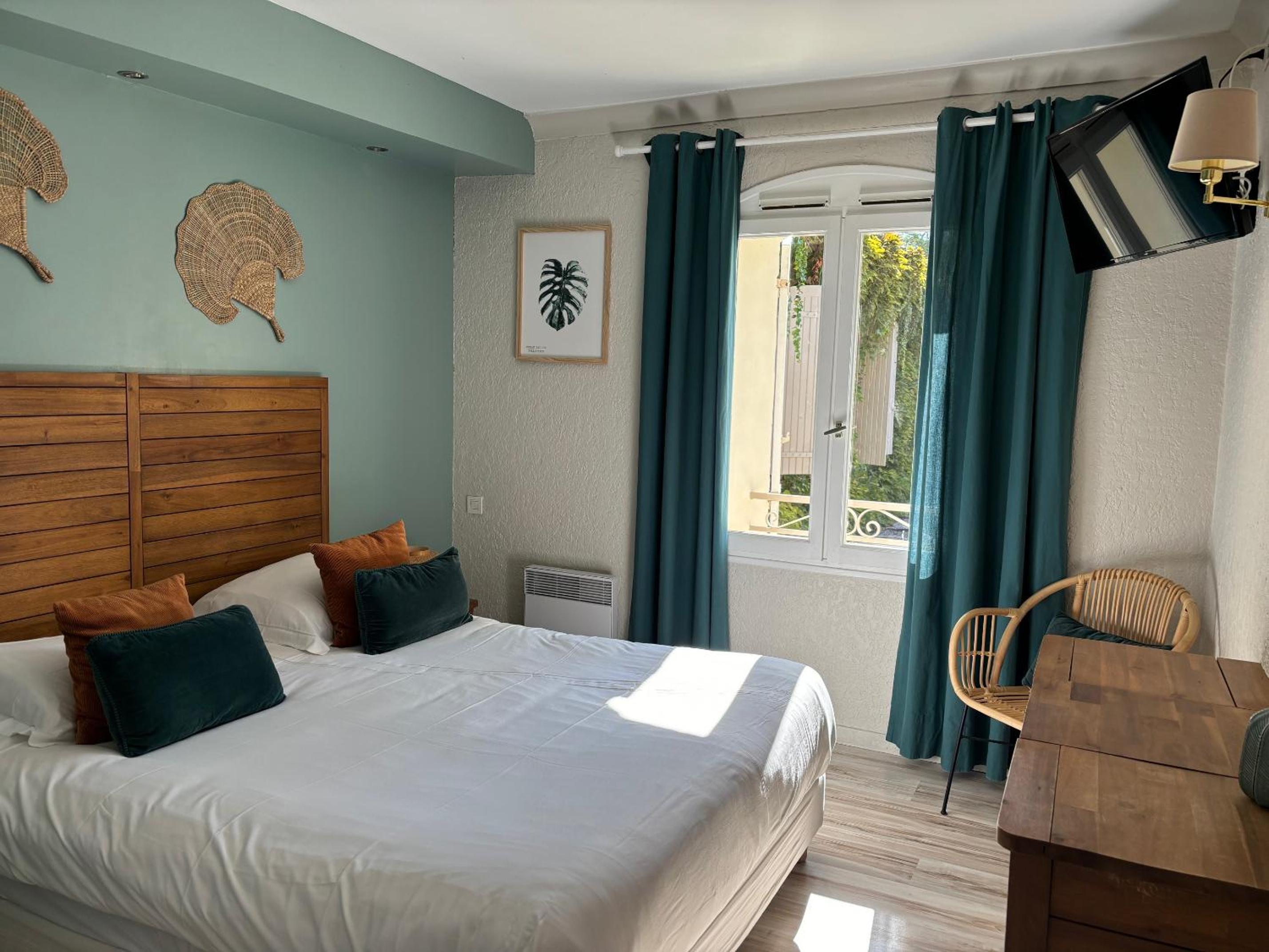 Queen Room with Pool View