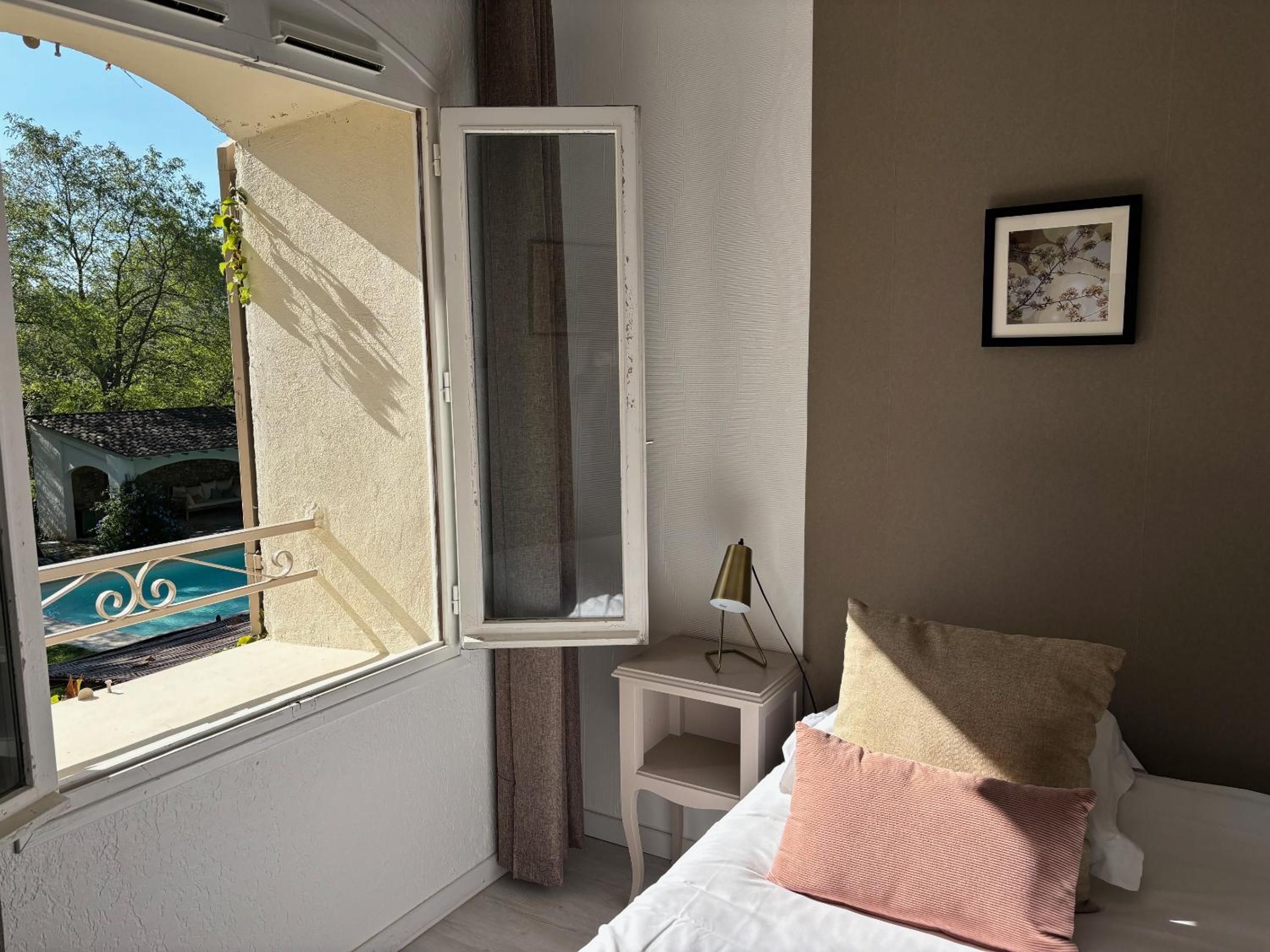 Queen Room with Pool View photo 3