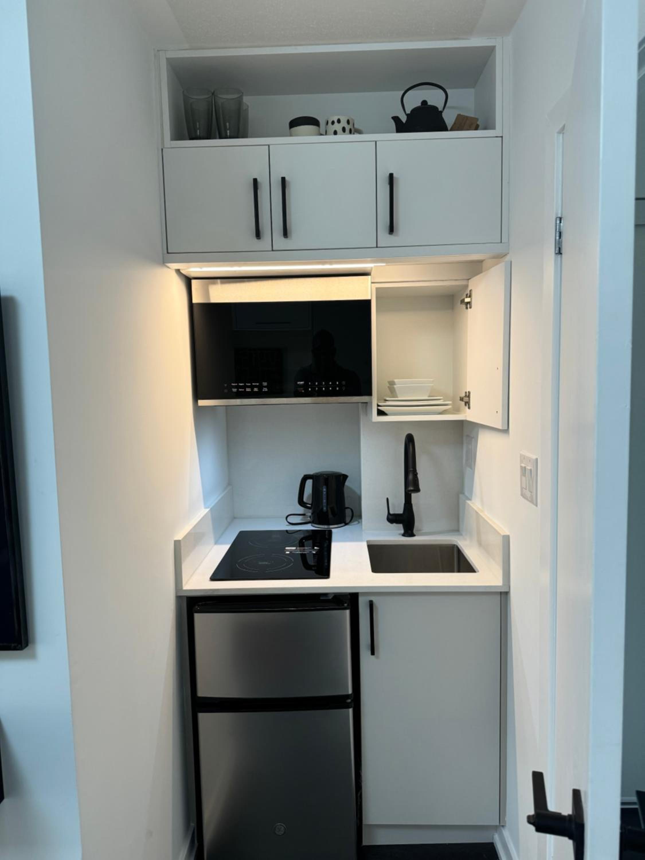 Studio Apartment with King Bed photo 2