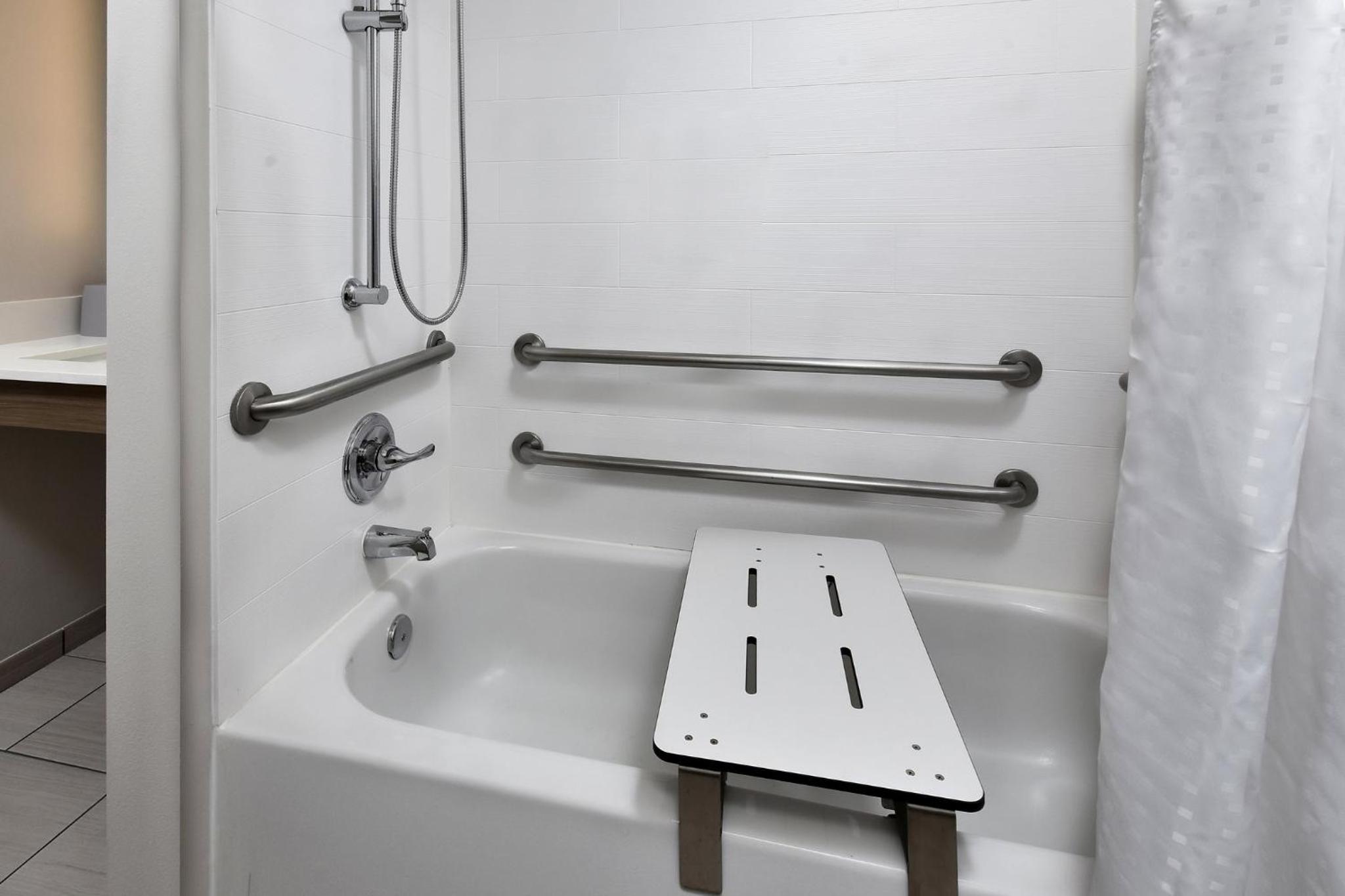 King Room - Disability Access - Photo 8