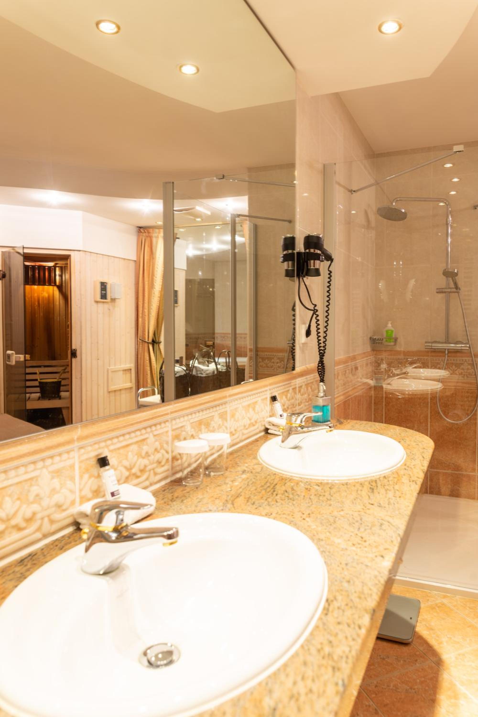 Suite with Hot Tub - Photo 6