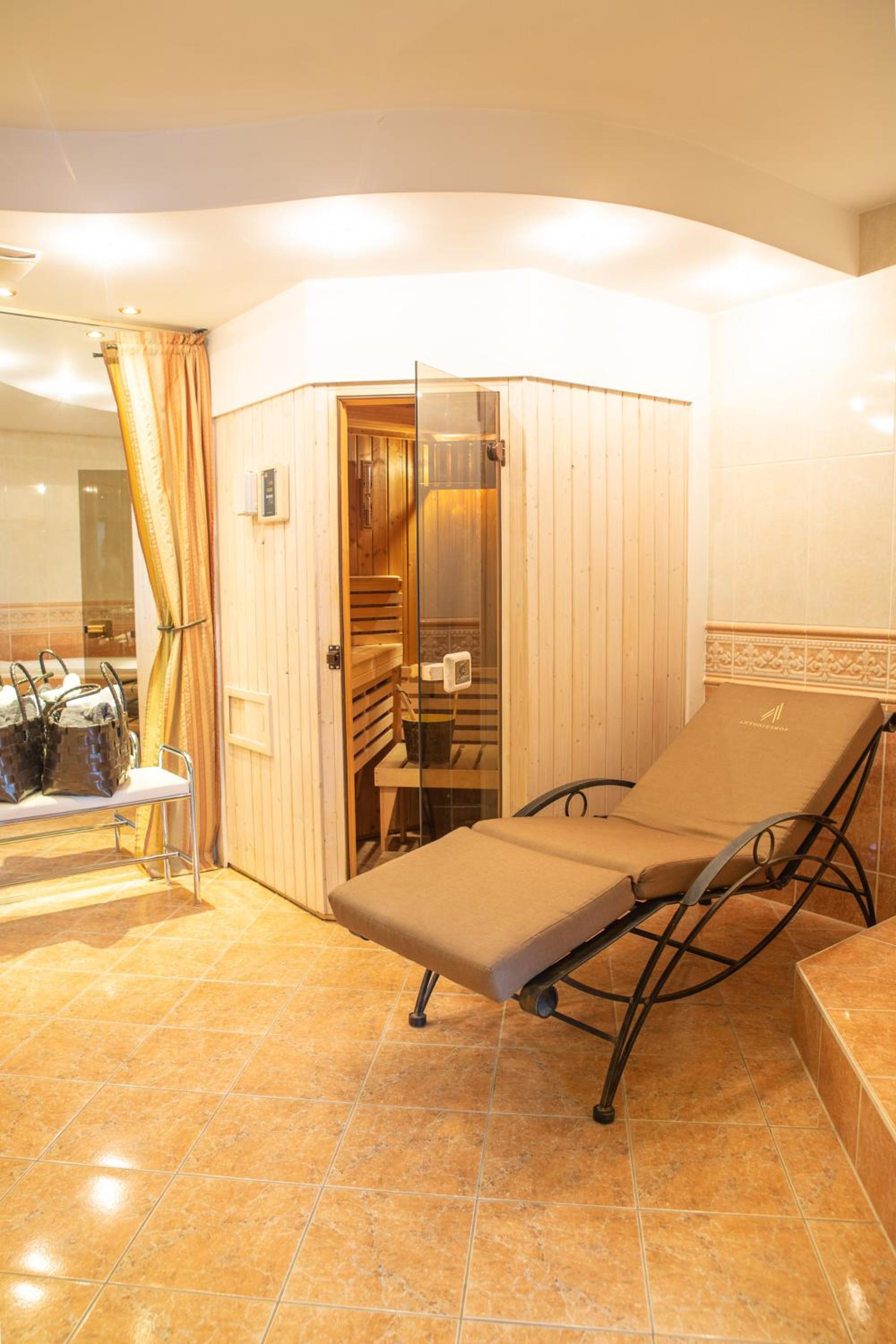 Suite with Hot Tub - Photo 2