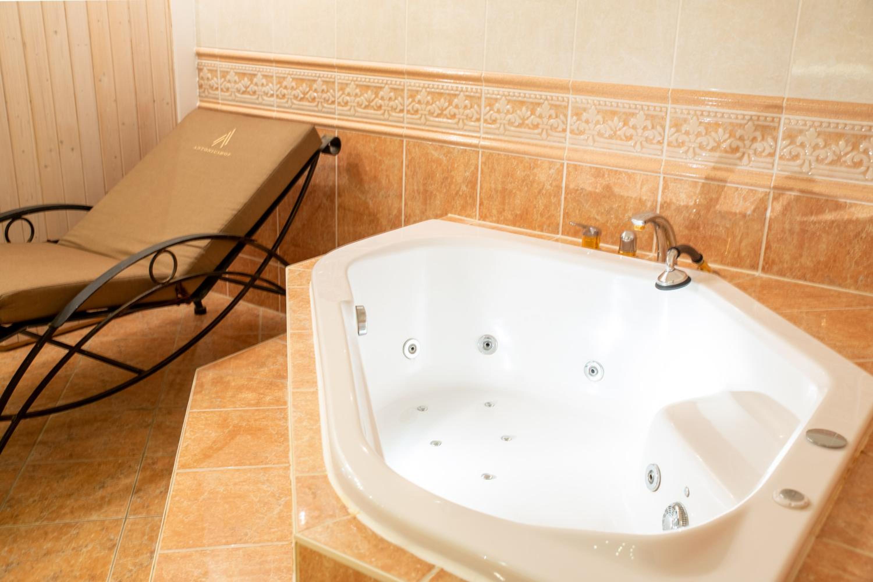 Suite with Hot Tub - Photo 3