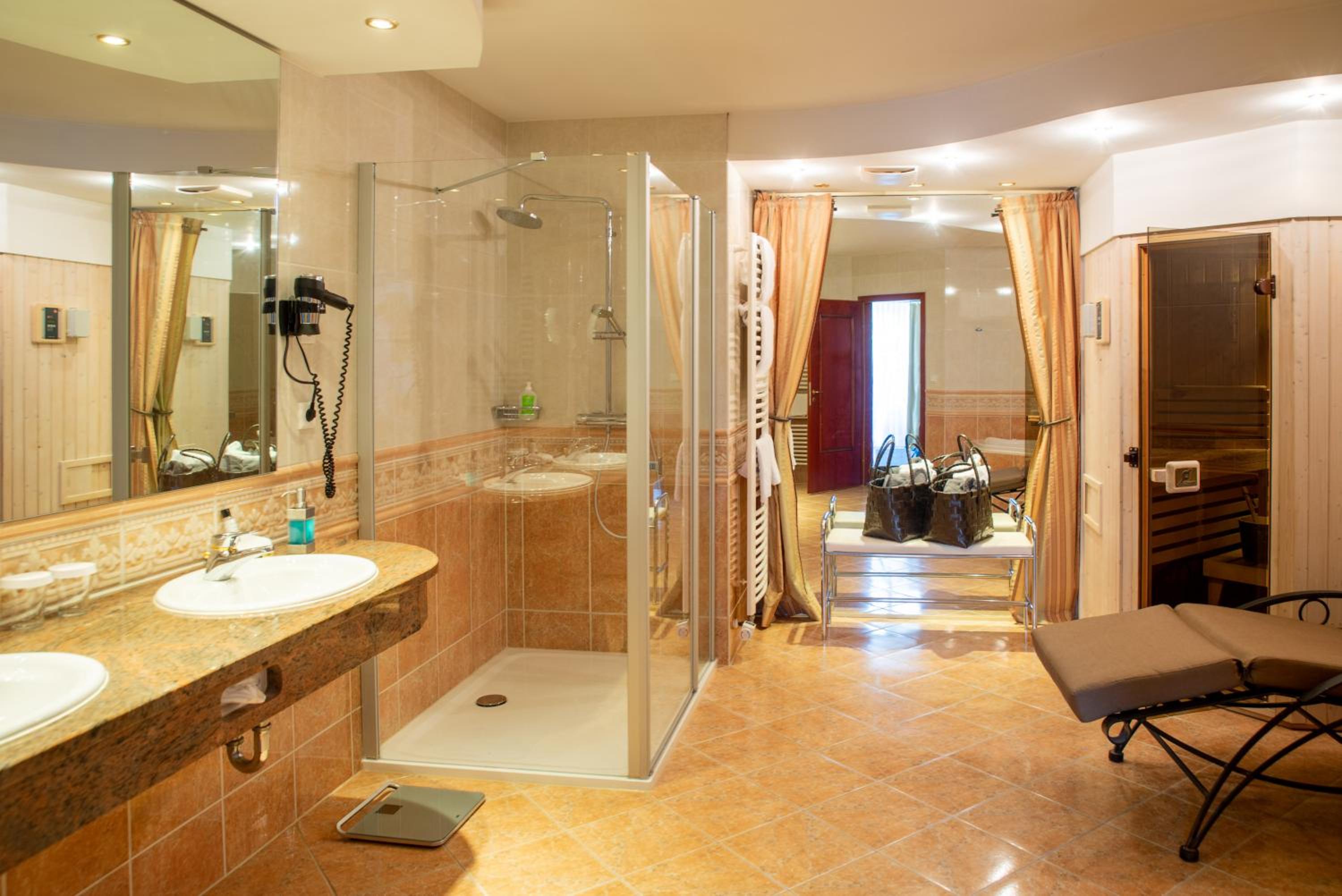 Suite with Hot Tub - Photo 5