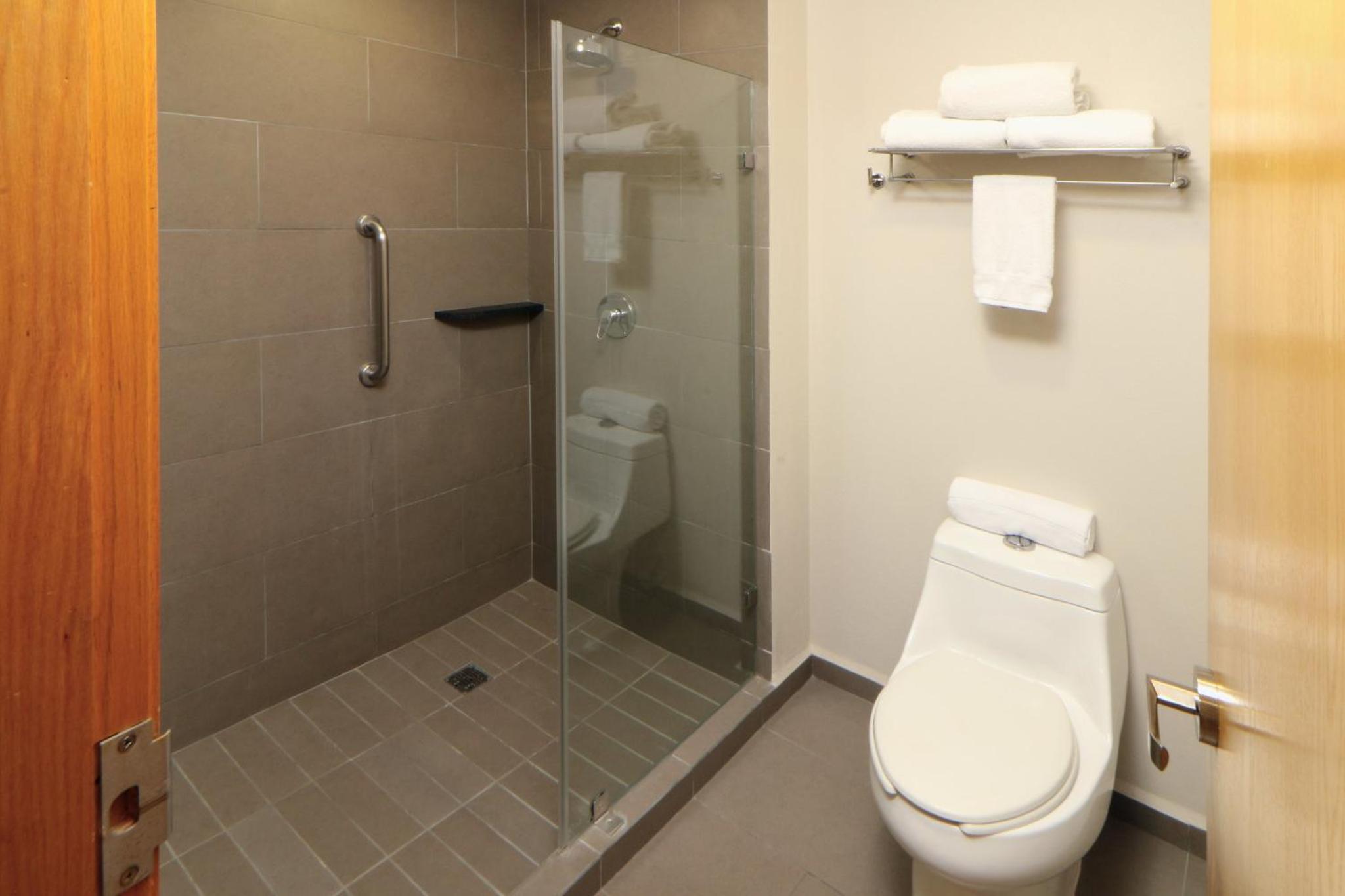 One-Bedroom Suite with Harbor View - Photo 5