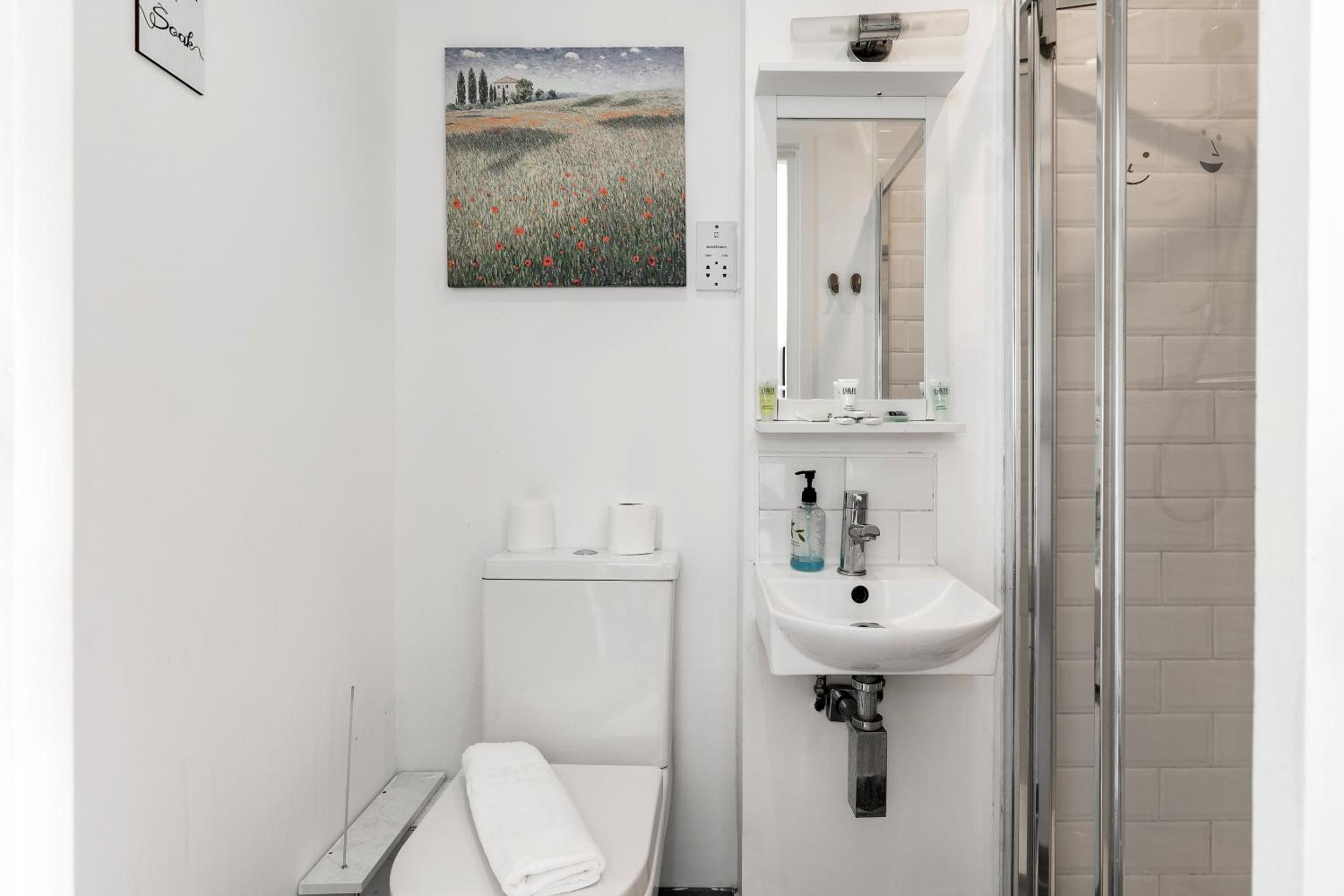 Standard Single Room with Shower photo 2