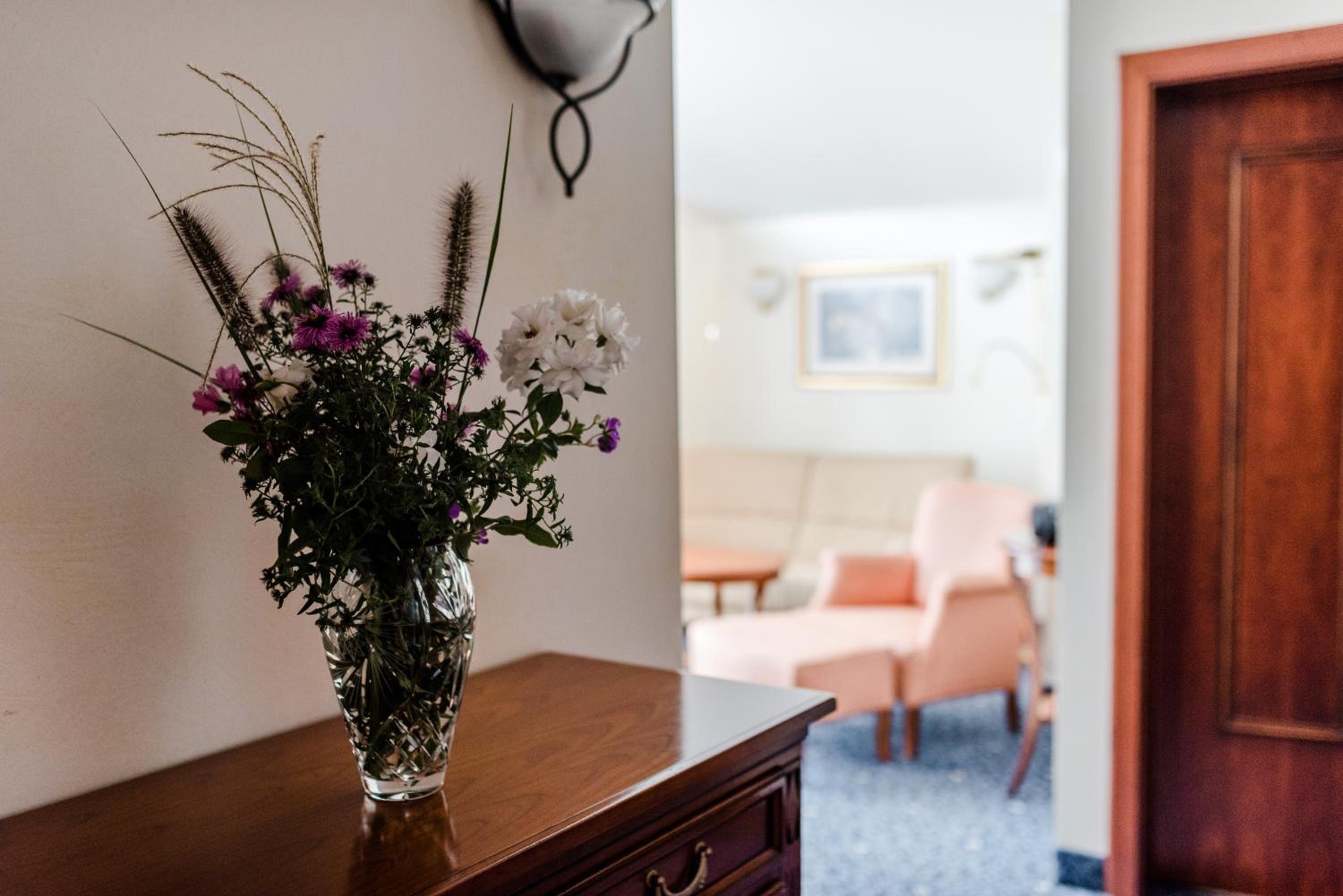 Suite with Hot Tub - Photo 4