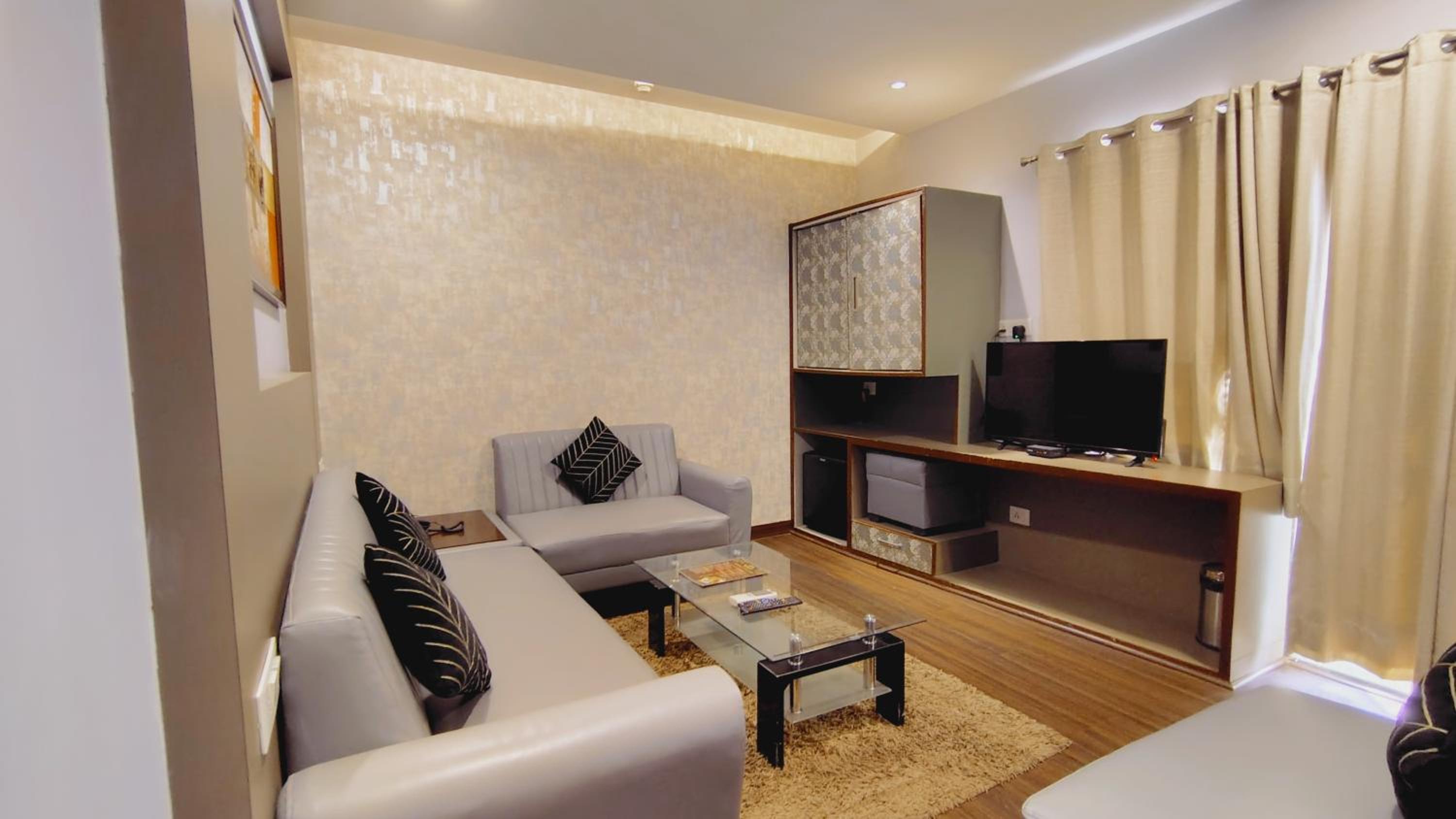 King Suite with Balcony - Photo 4