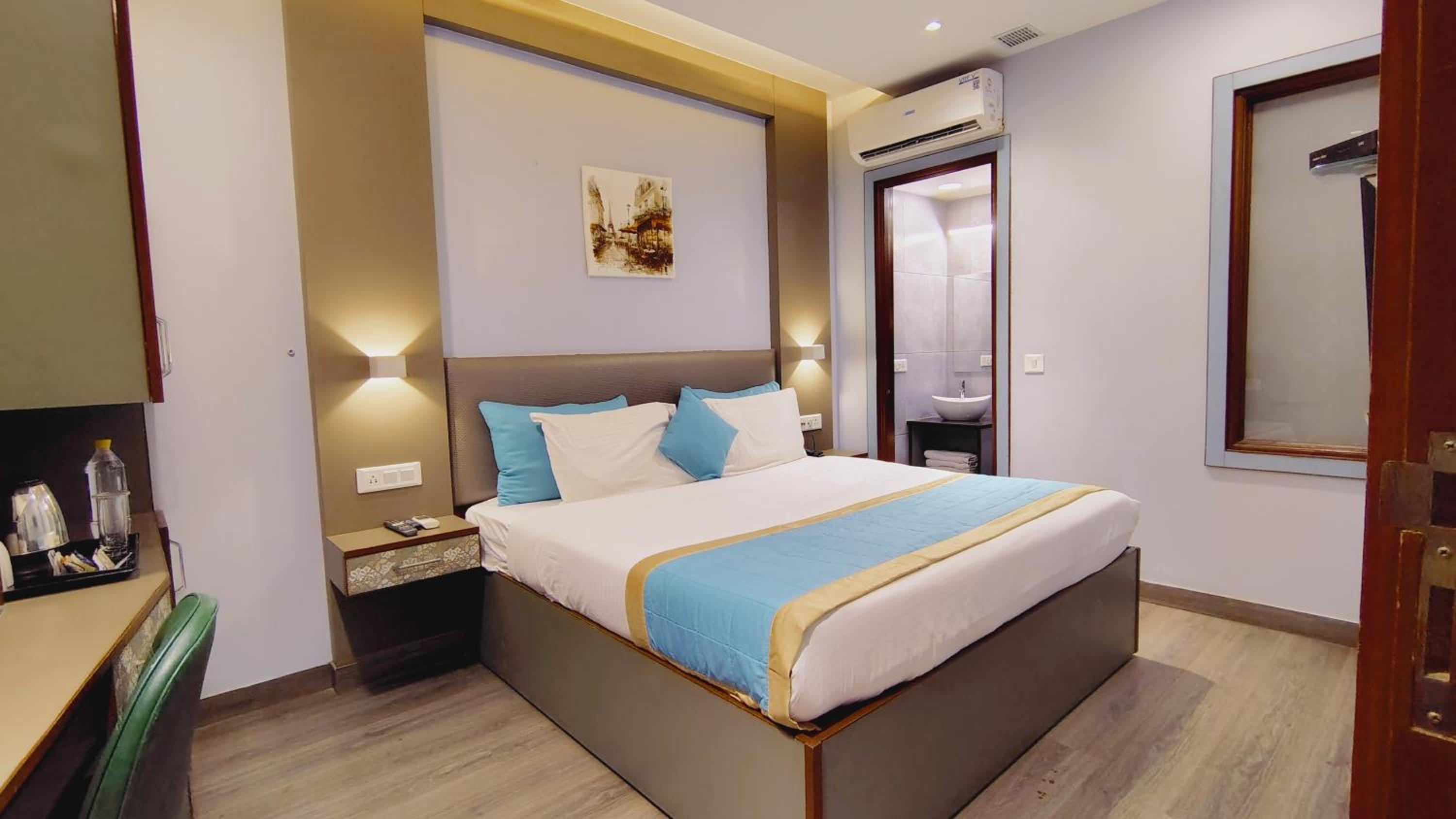 King Suite with Balcony - Photo 3