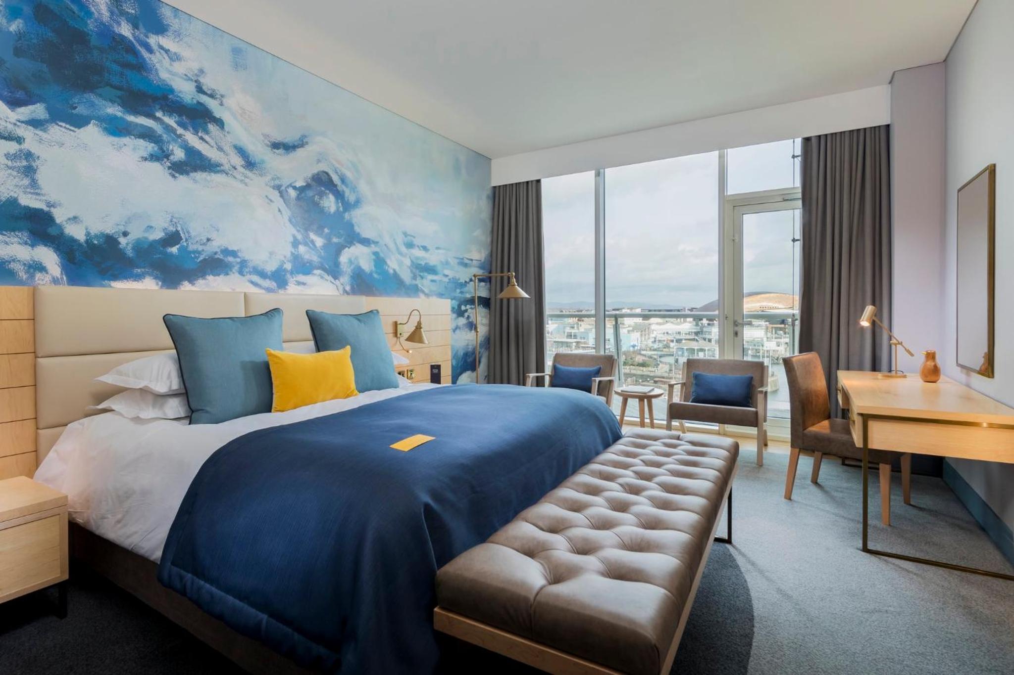 Standard King Room with Balcony - Mid Floor - Photo 2