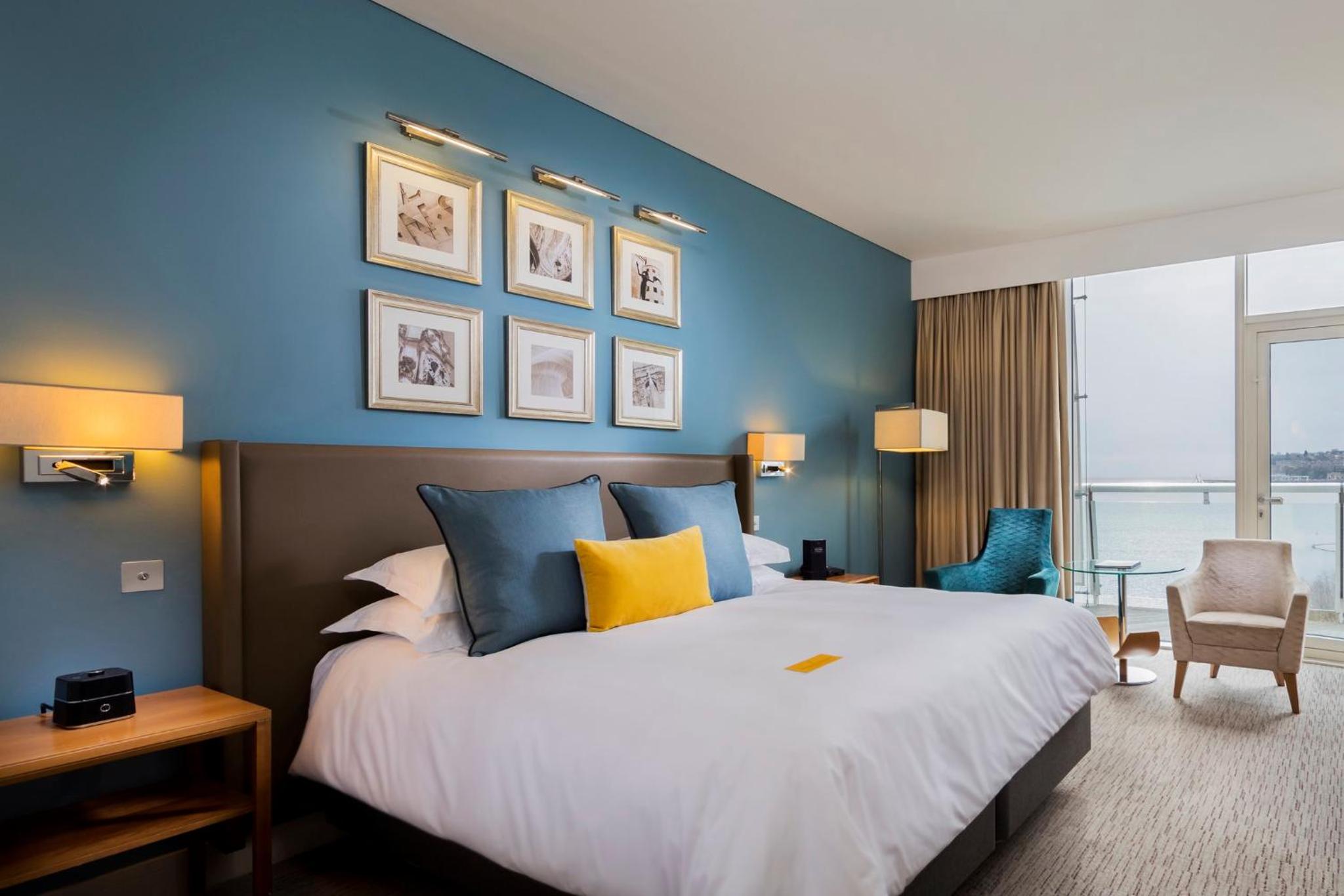 Standard King Room with Balcony and Minifridge - Photo 4
