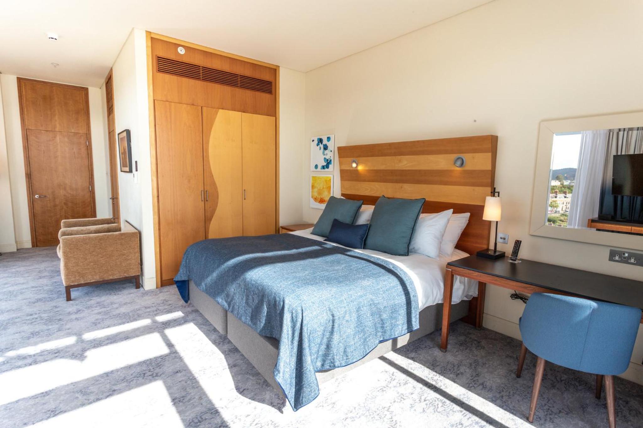 King Room with Balcony - Photo 4