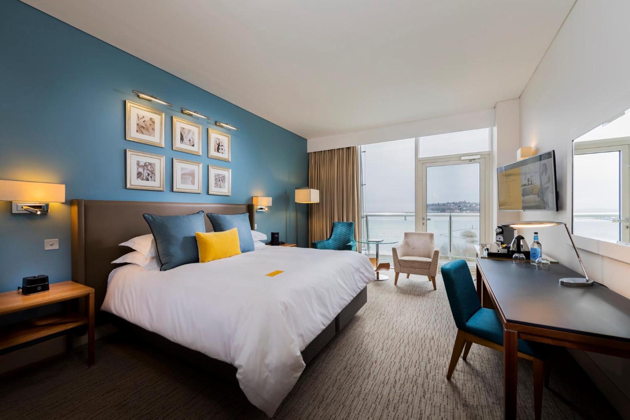 Standard King Room with Balcony and Minifridge - Photo 1