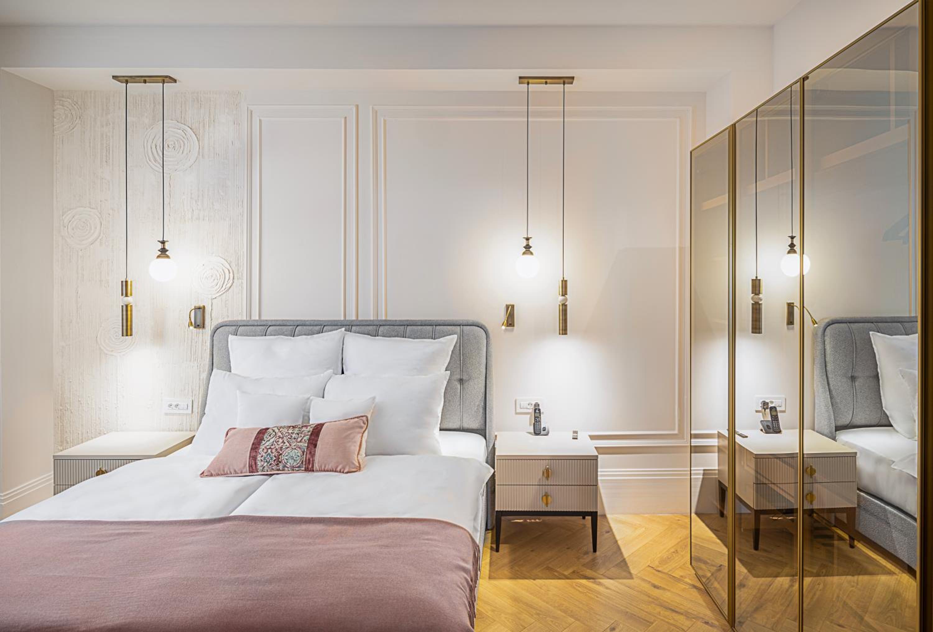 Suite - Photo 1
