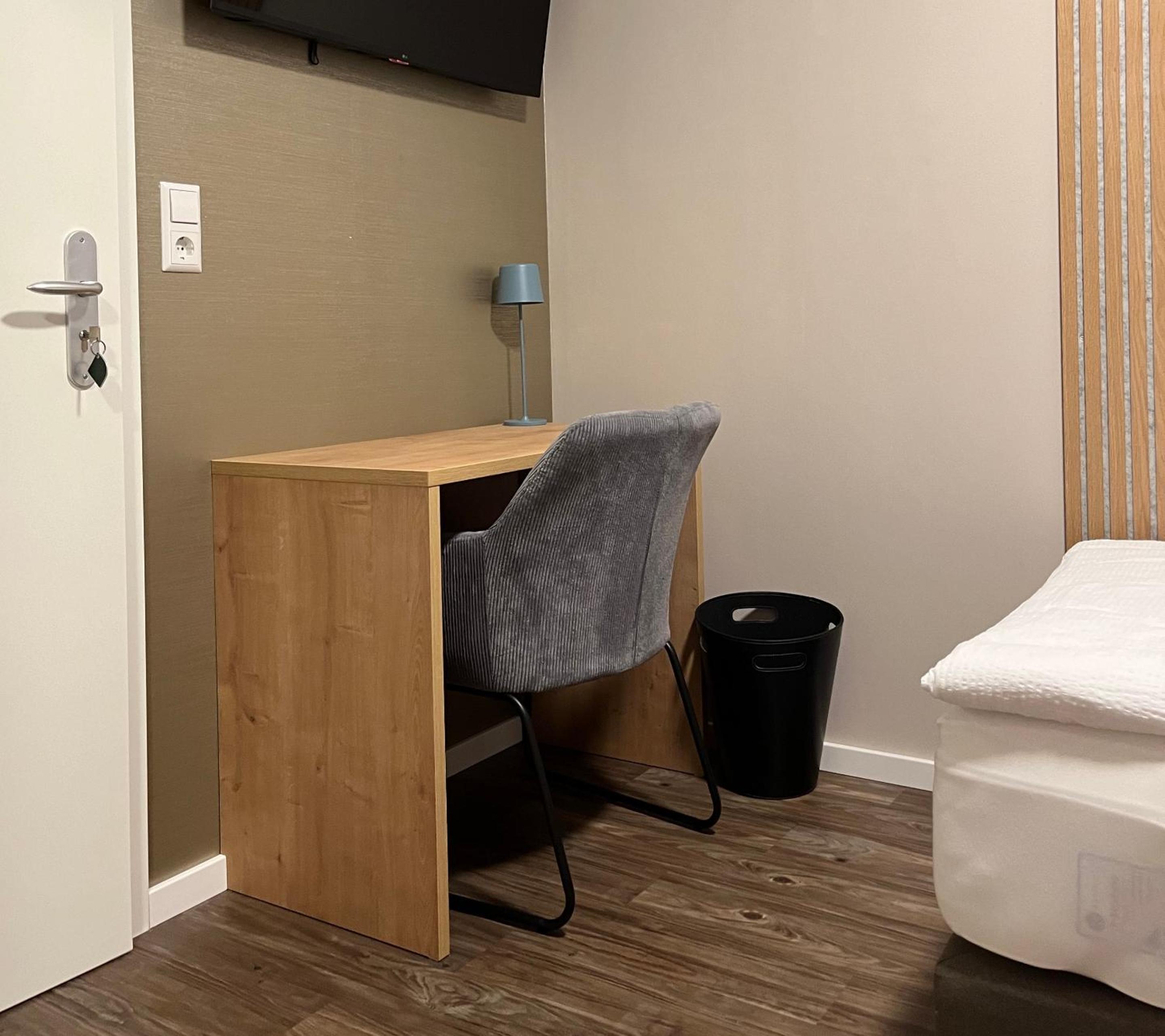 Single Room with Private Bathroom photo 2