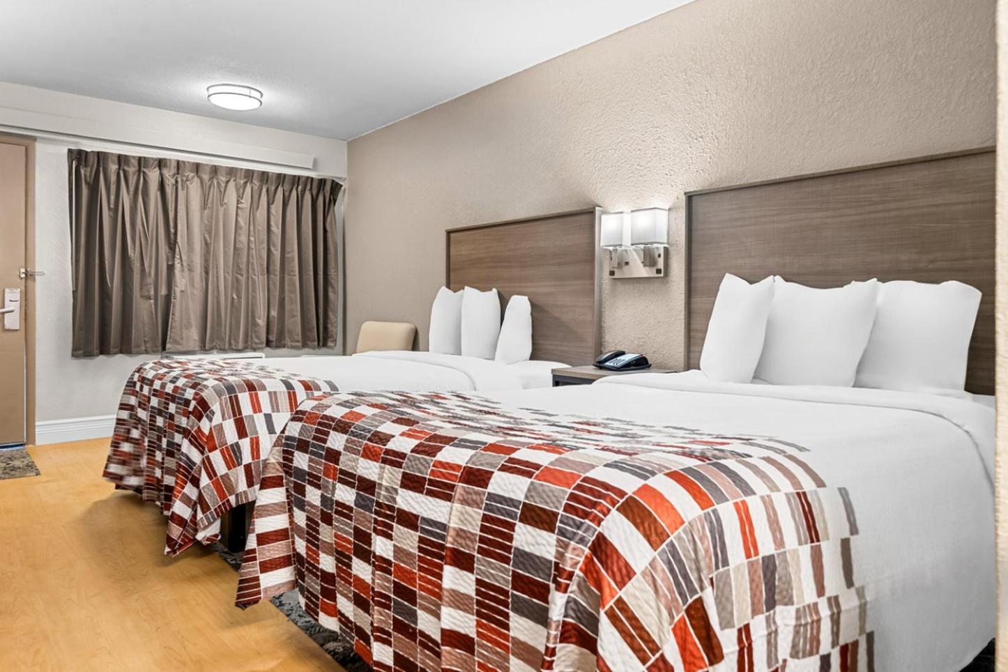 Deluxe Room with Two Double Beds Smoke Free - Photo 3