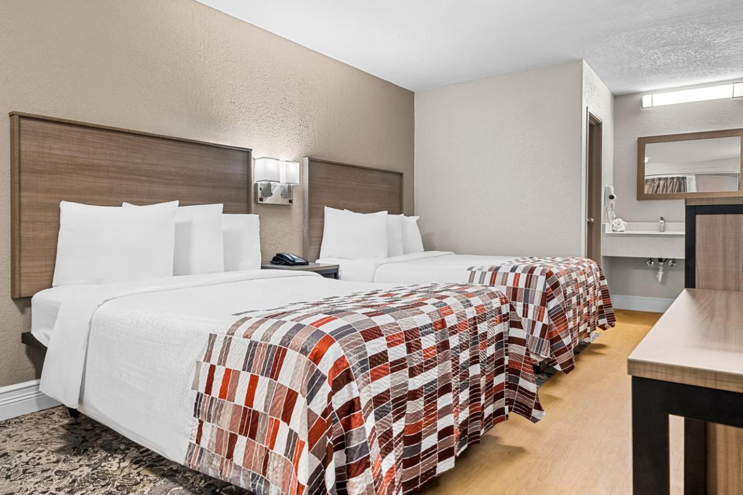 Deluxe Room with Two Double Beds Smoke Free - Photo 2