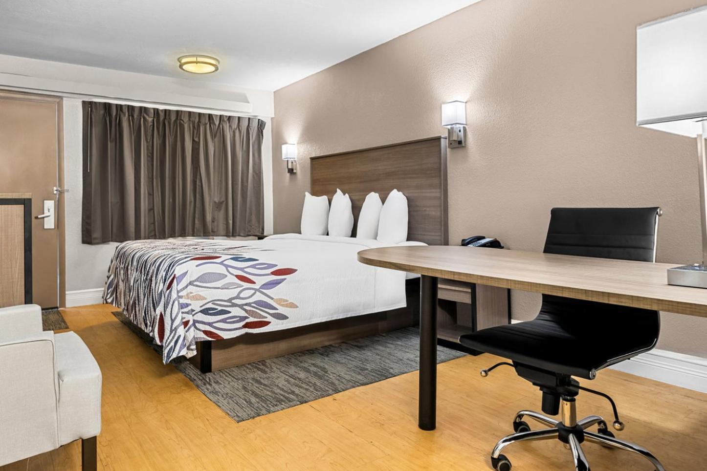 Superior King Room First Floor Smoke Free - Photo 7