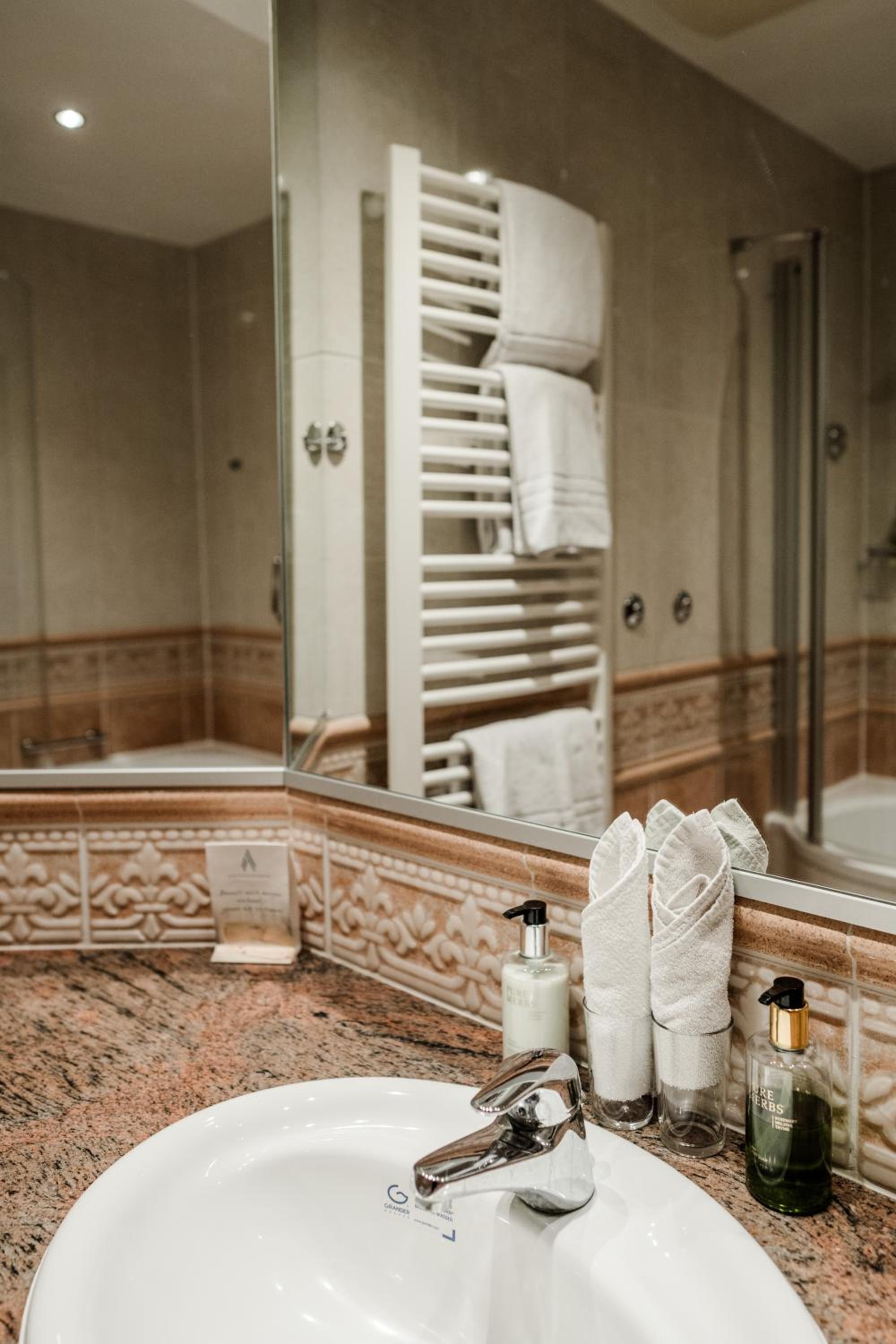 Double Room with Balcony - Photo 4