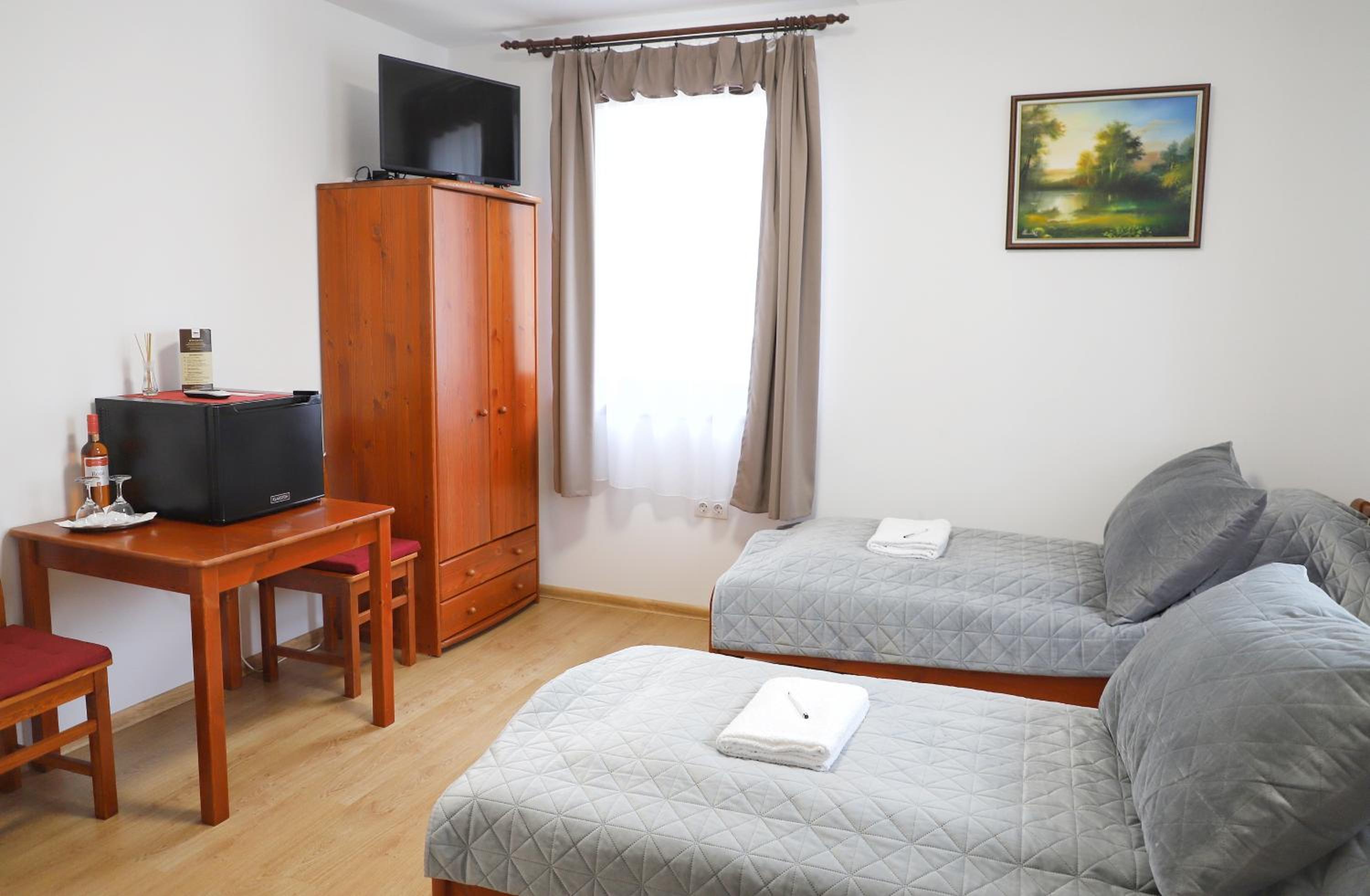 Standard Twin Room - Photo 2