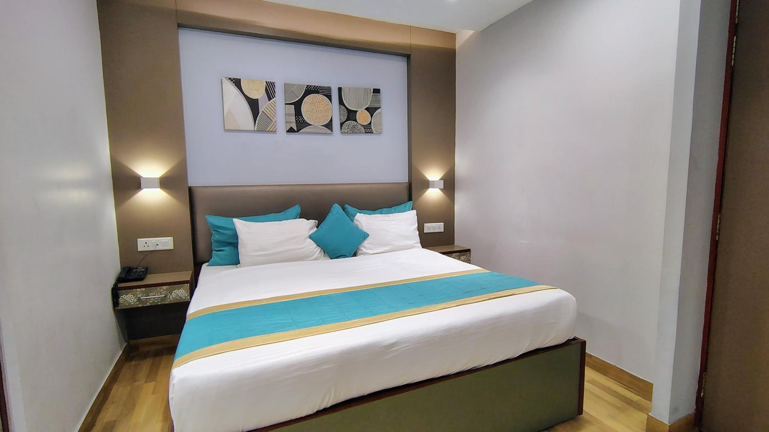 Deluxe Double Room with Balcony - Photo 2