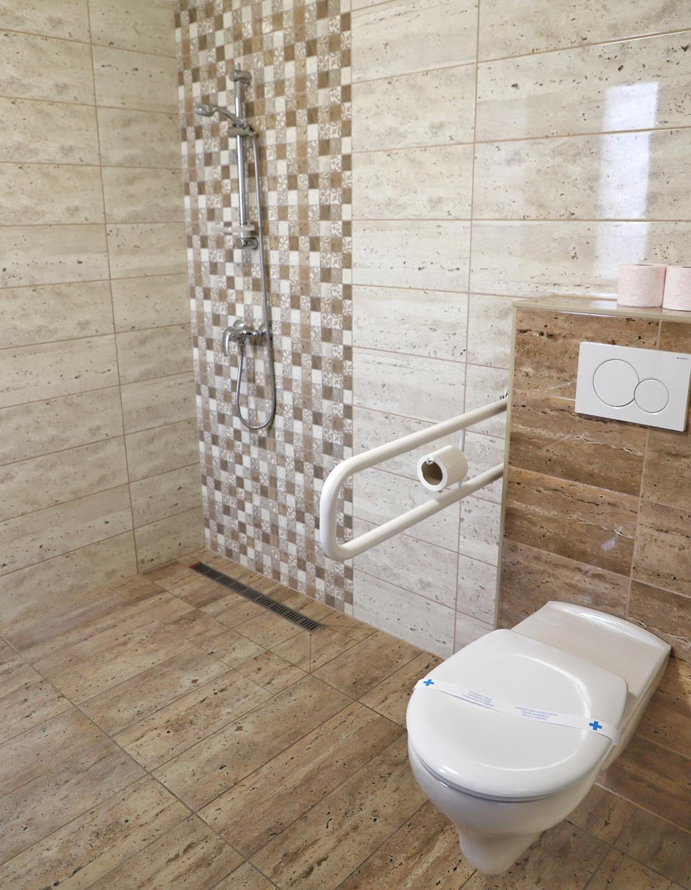 Twin Room - Disability Access - Photo 3