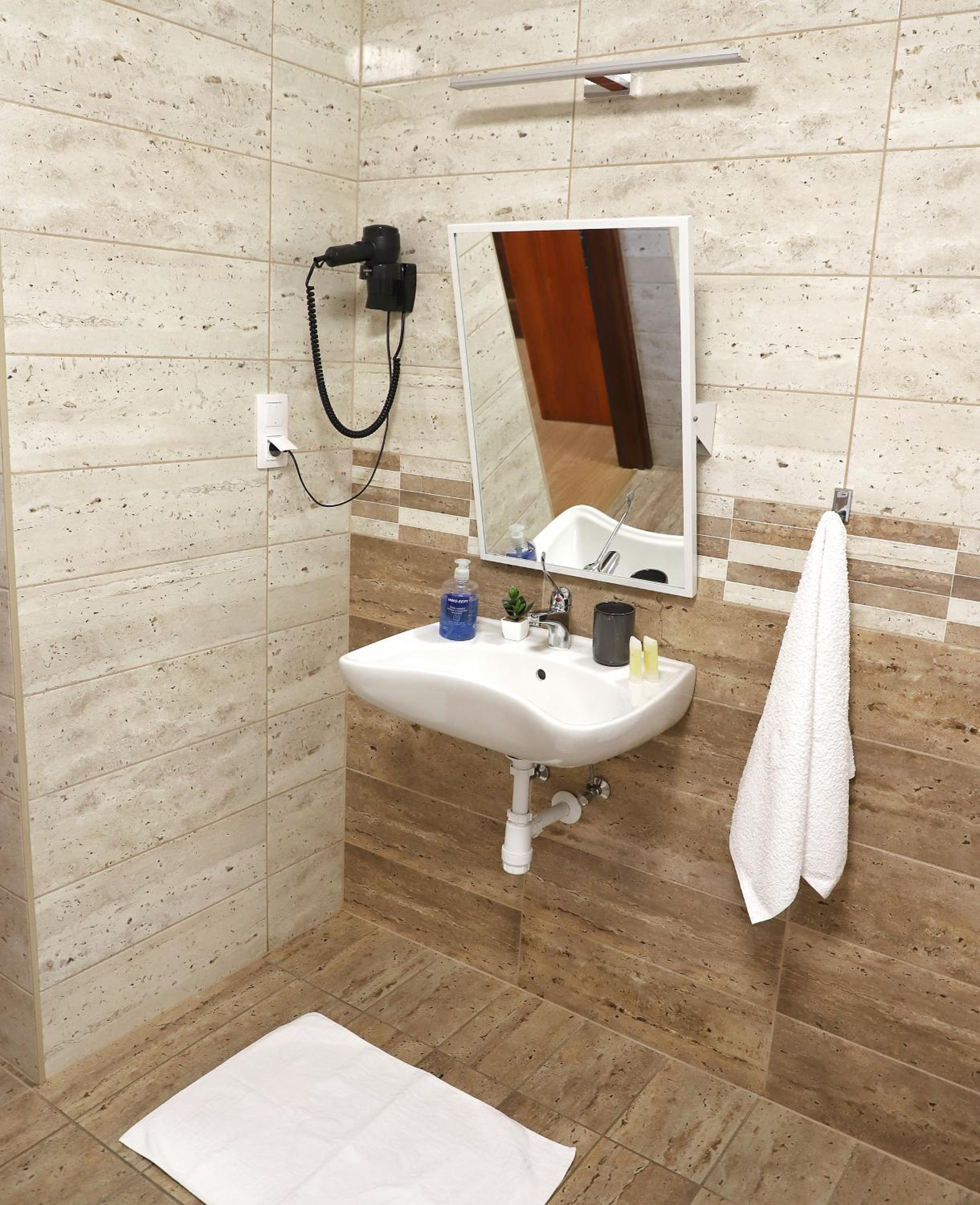 Twin Room - Disability Access - Photo 2