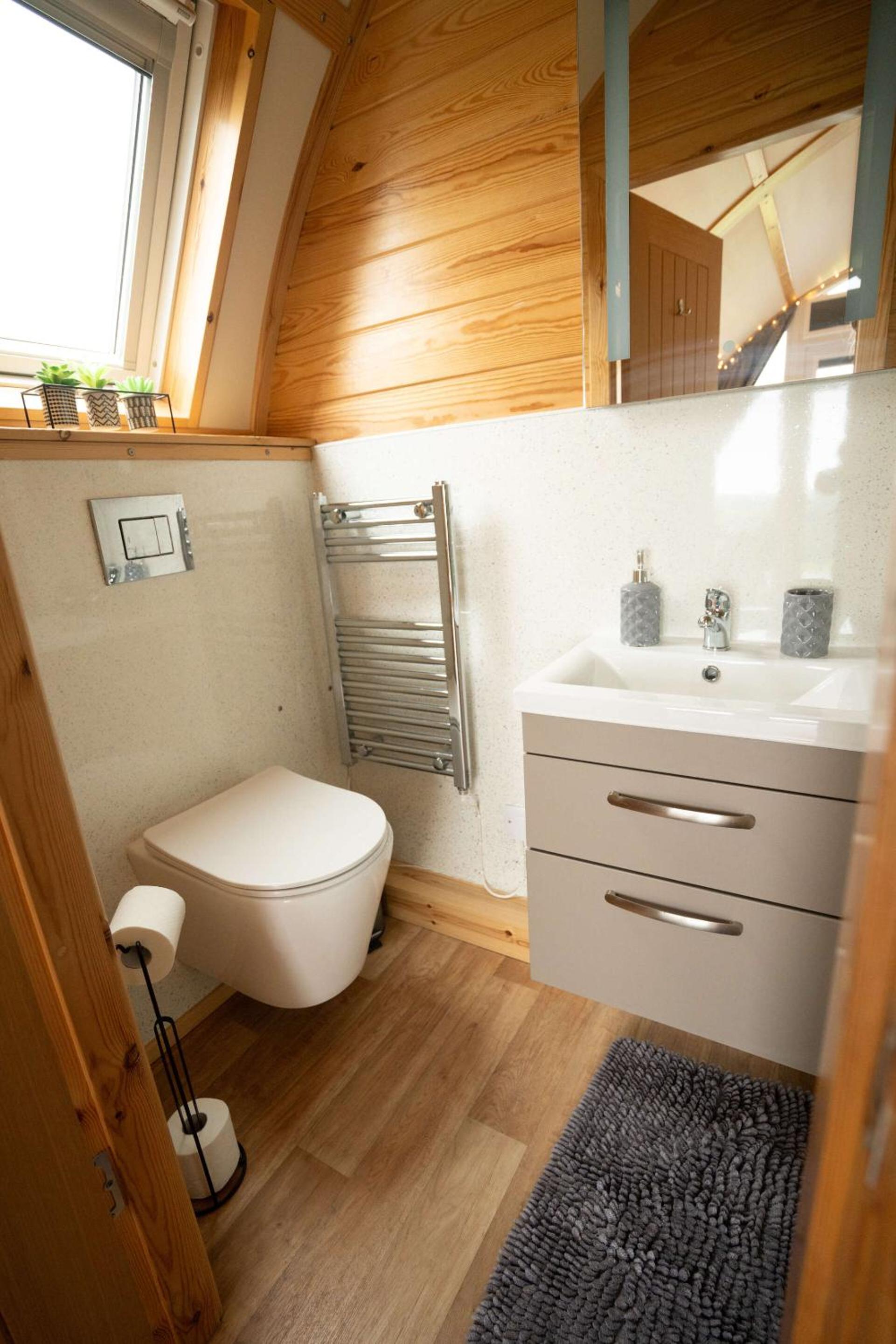 Standard Cabin with Hot Tub photo 2