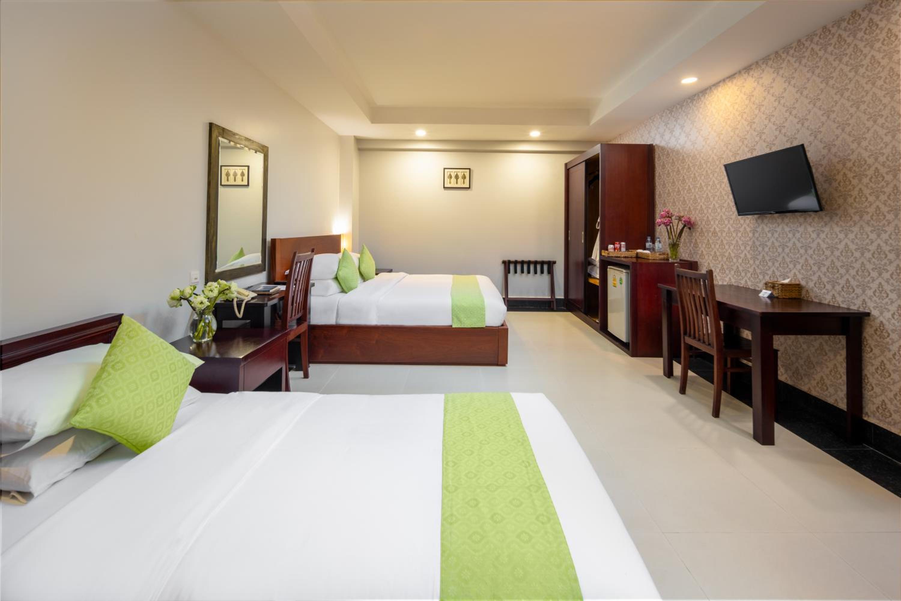 Deluxe Twin Room (1 Queen, 1 Single) photo 1
