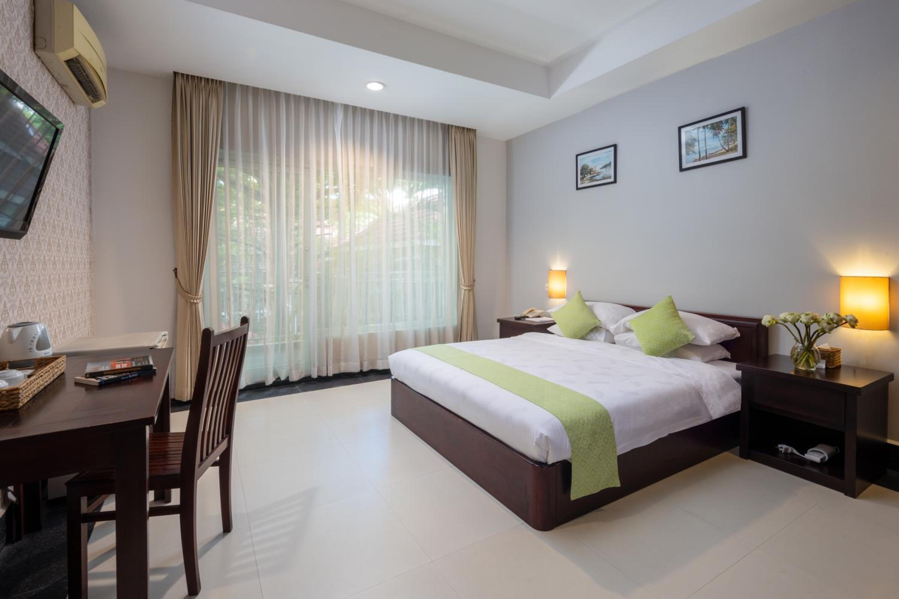 Deluxe Double Room with Balcony photo 3