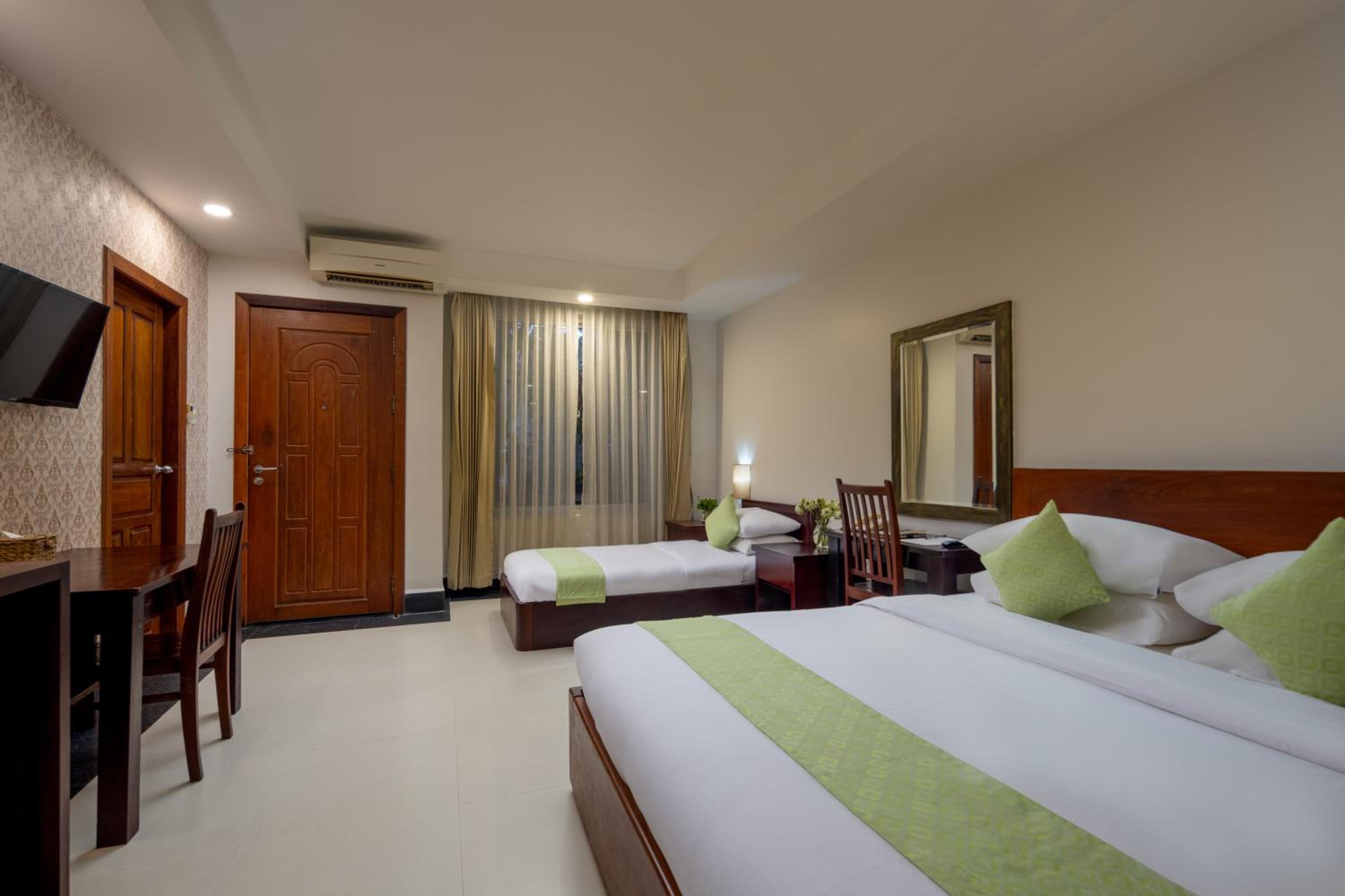 Deluxe Twin Room (1 Queen, 1 Single) photo 3