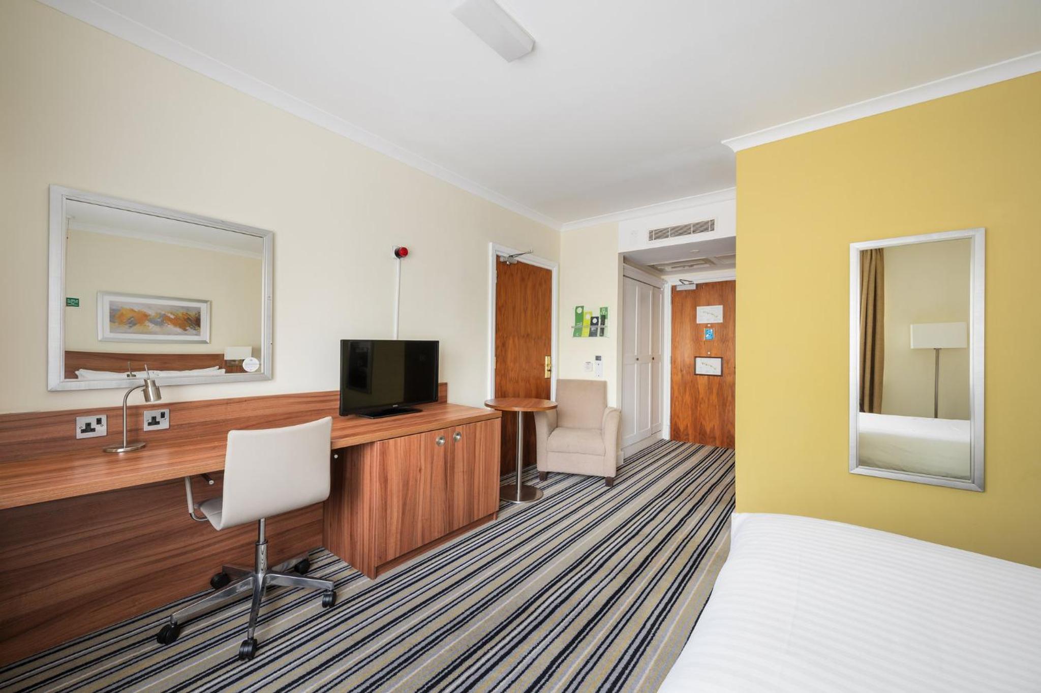 Standard King Room - Photo 3