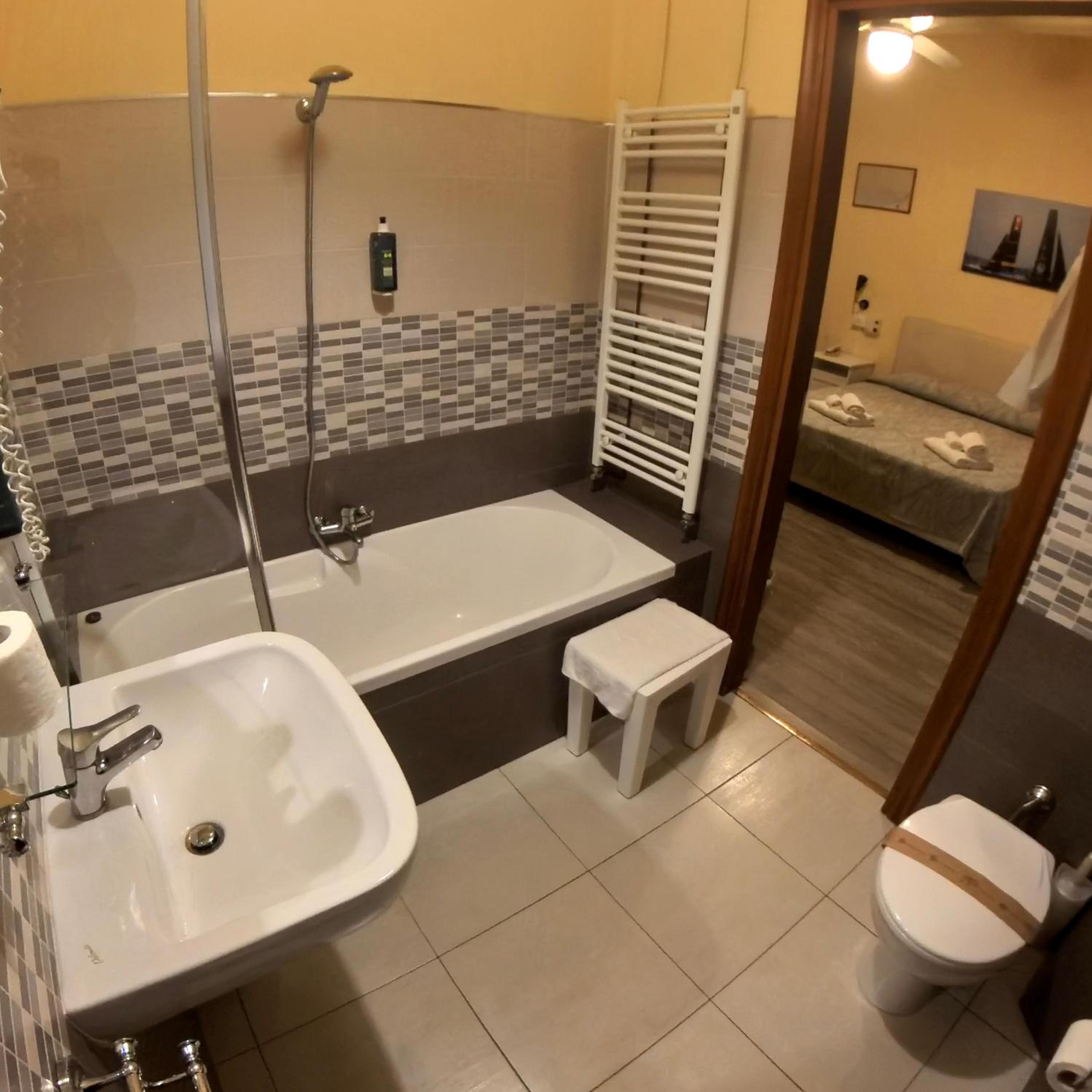 Double or Twin Room - Photo 4