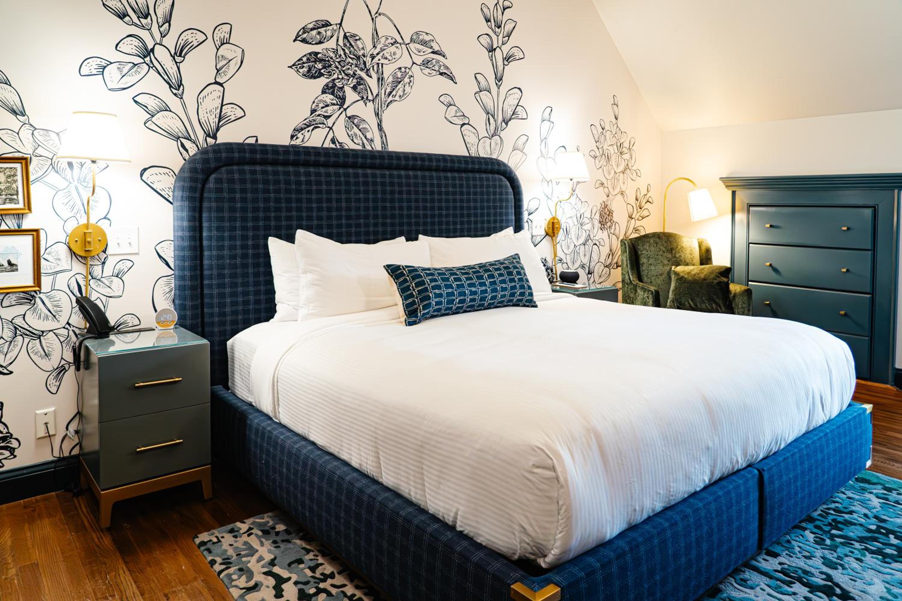 Main Inn - King Bed