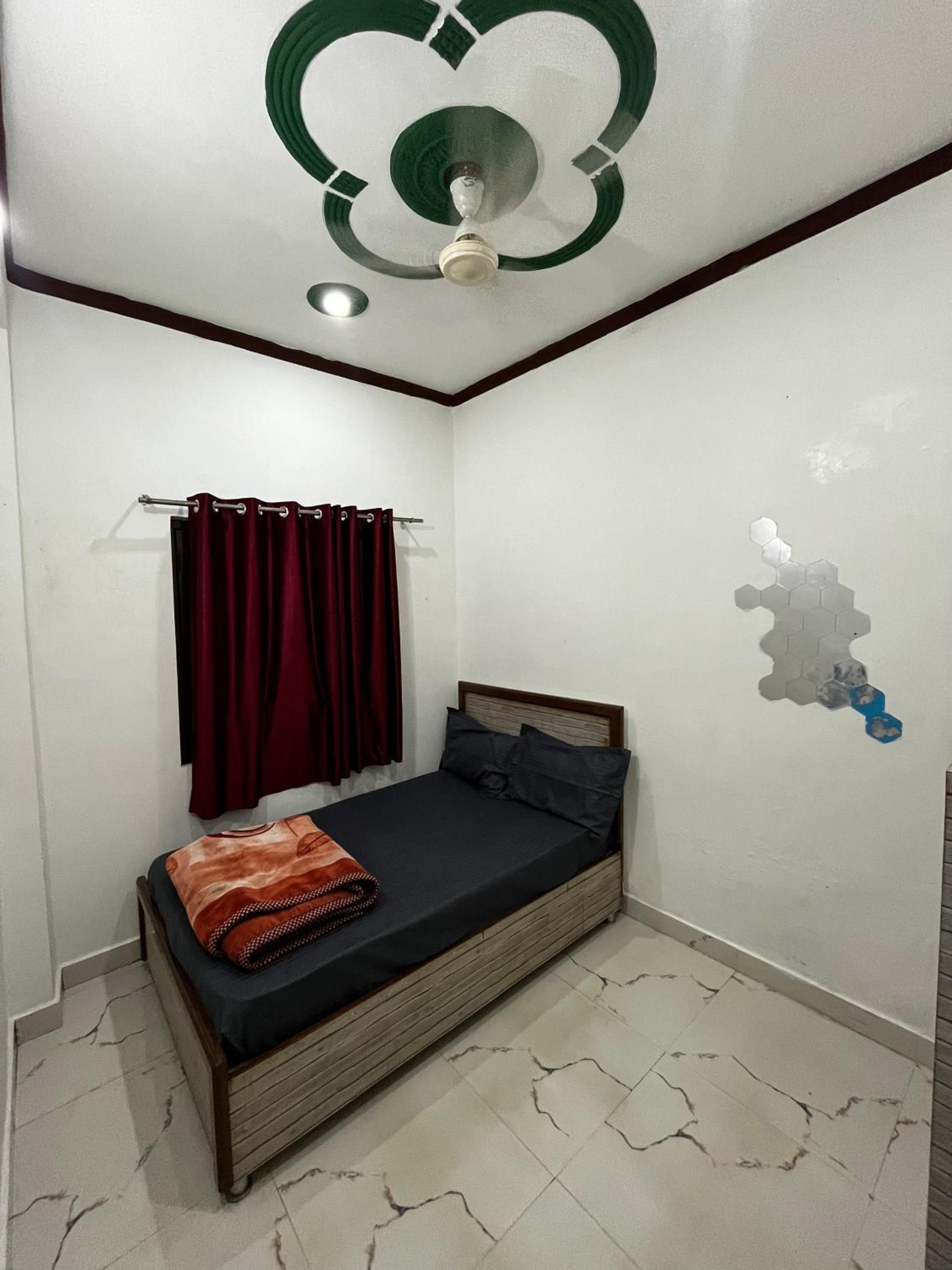 Single Room with Shared Bathroom photo 3