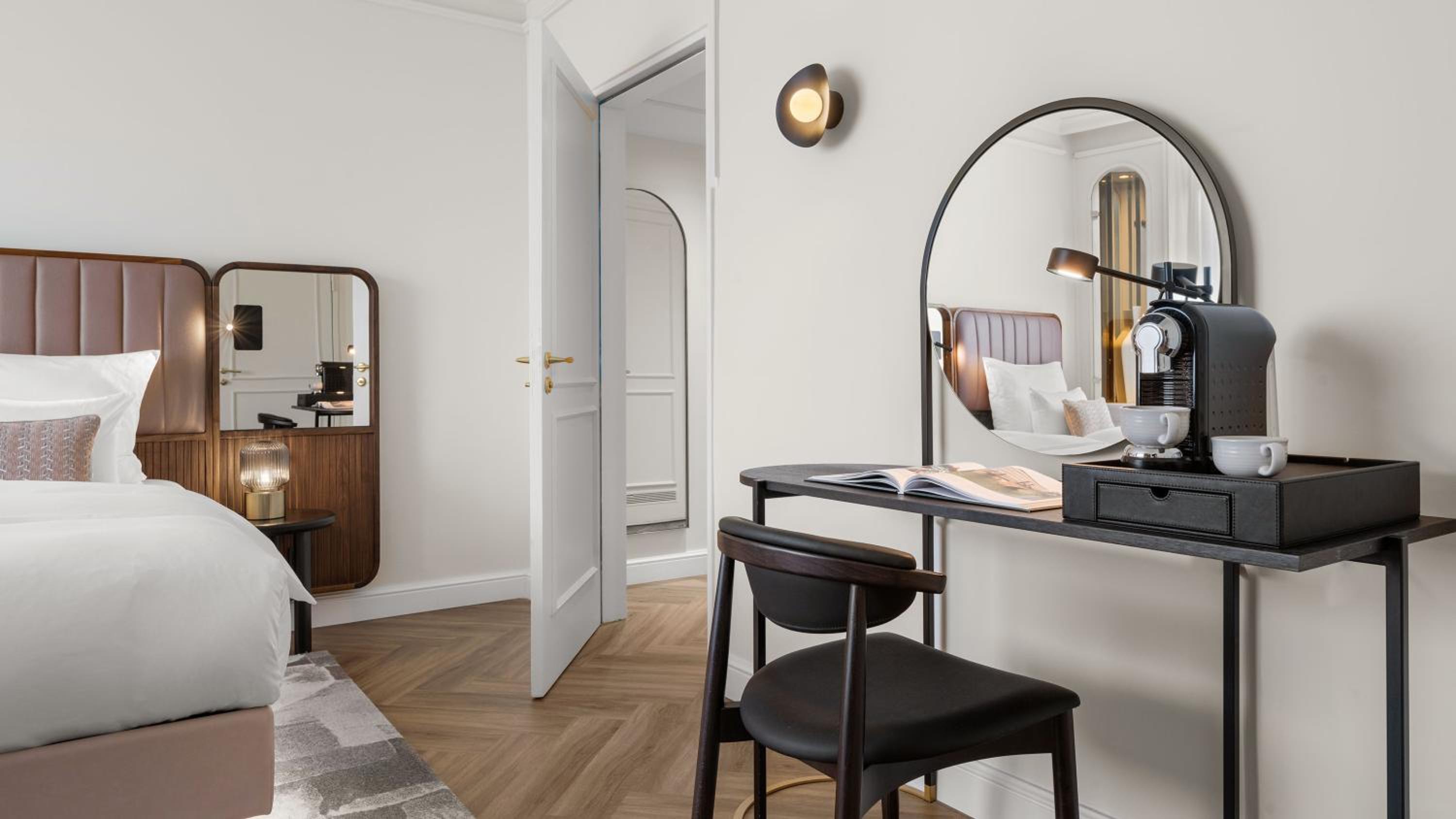 Deluxe Twin Room thumbnail 5