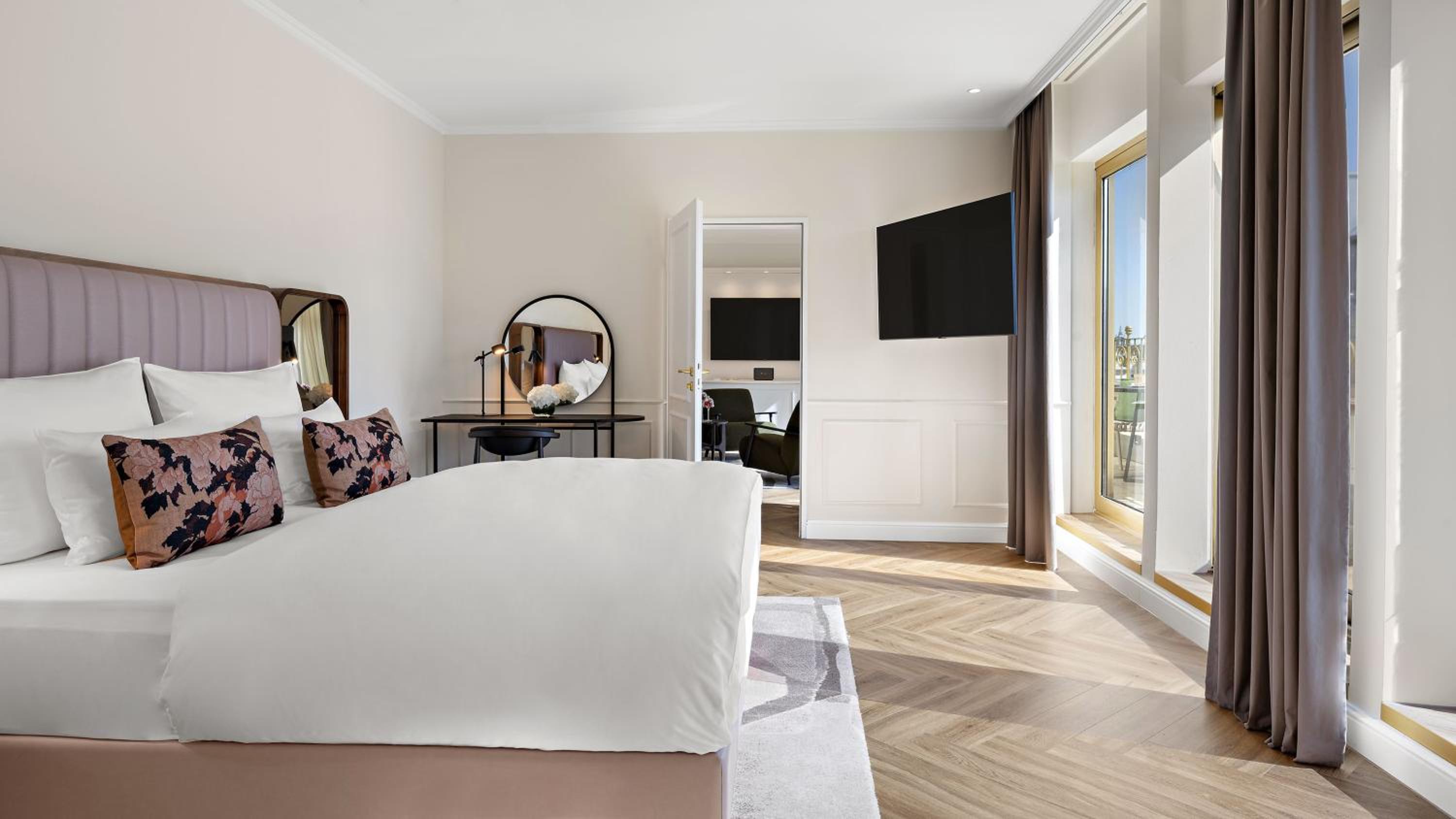 Suite with Balcony thumbnail 6