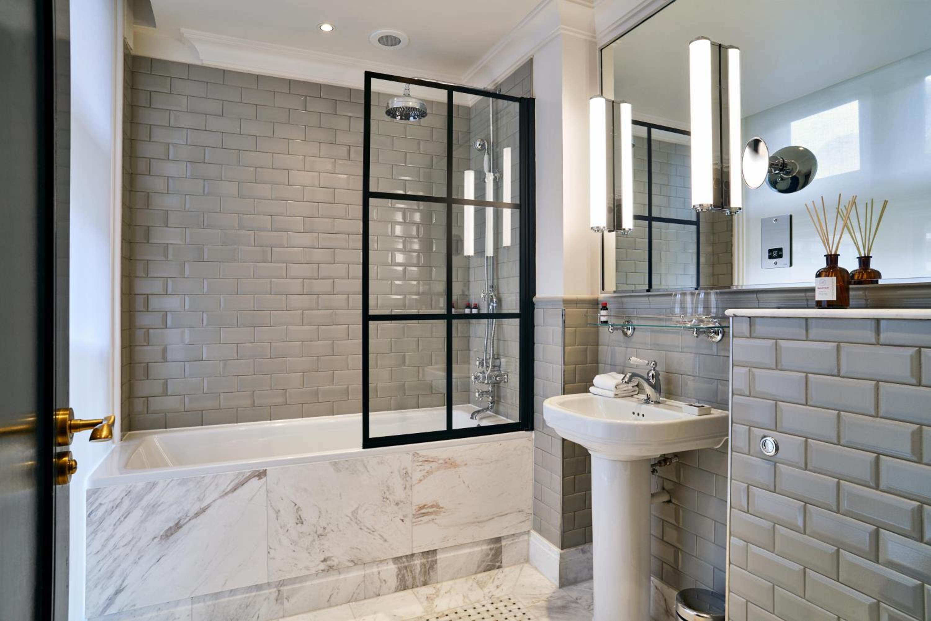 Queen Room - High Floor thumbnail 5