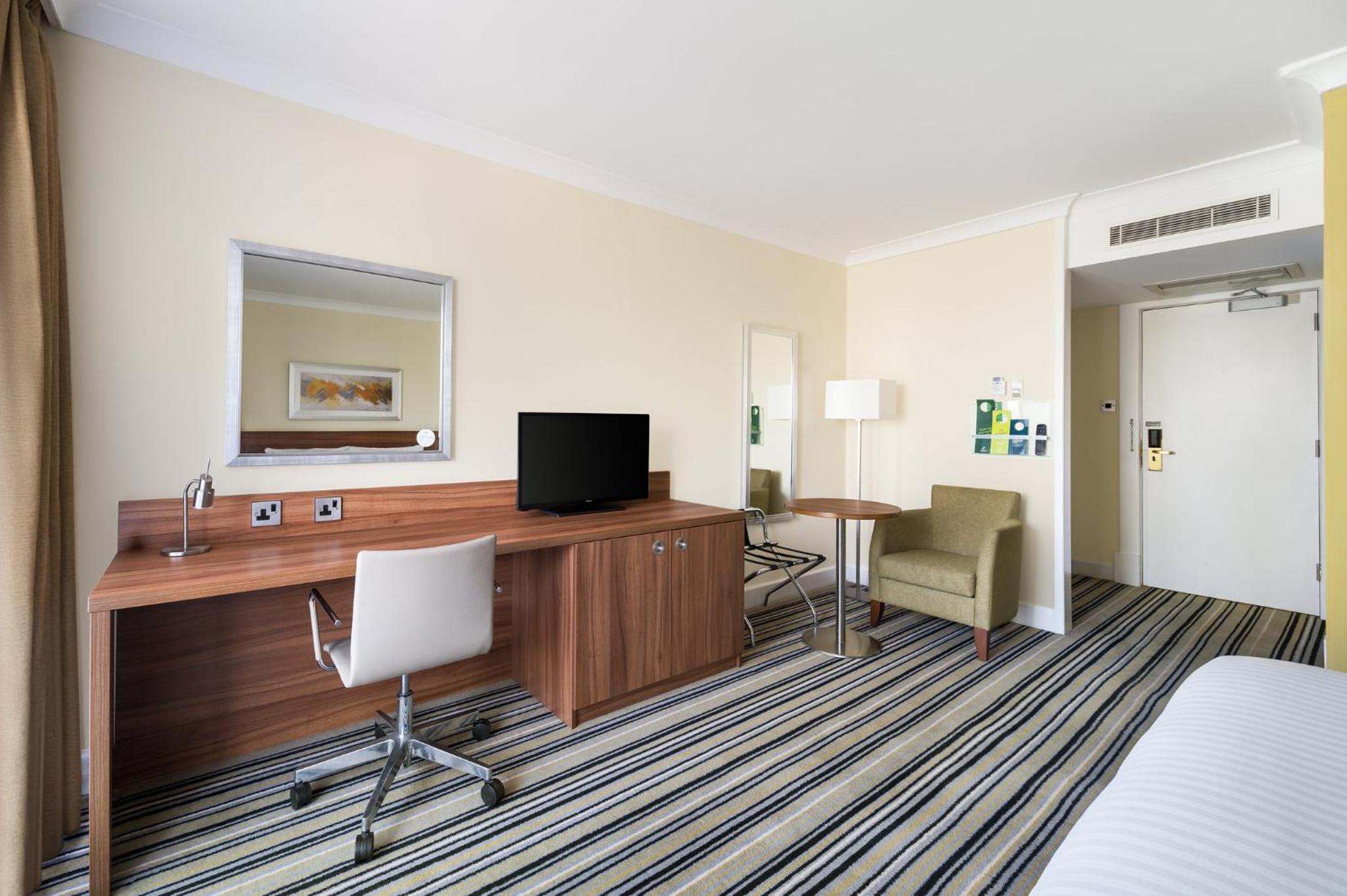 Standard King Room - Photo 7