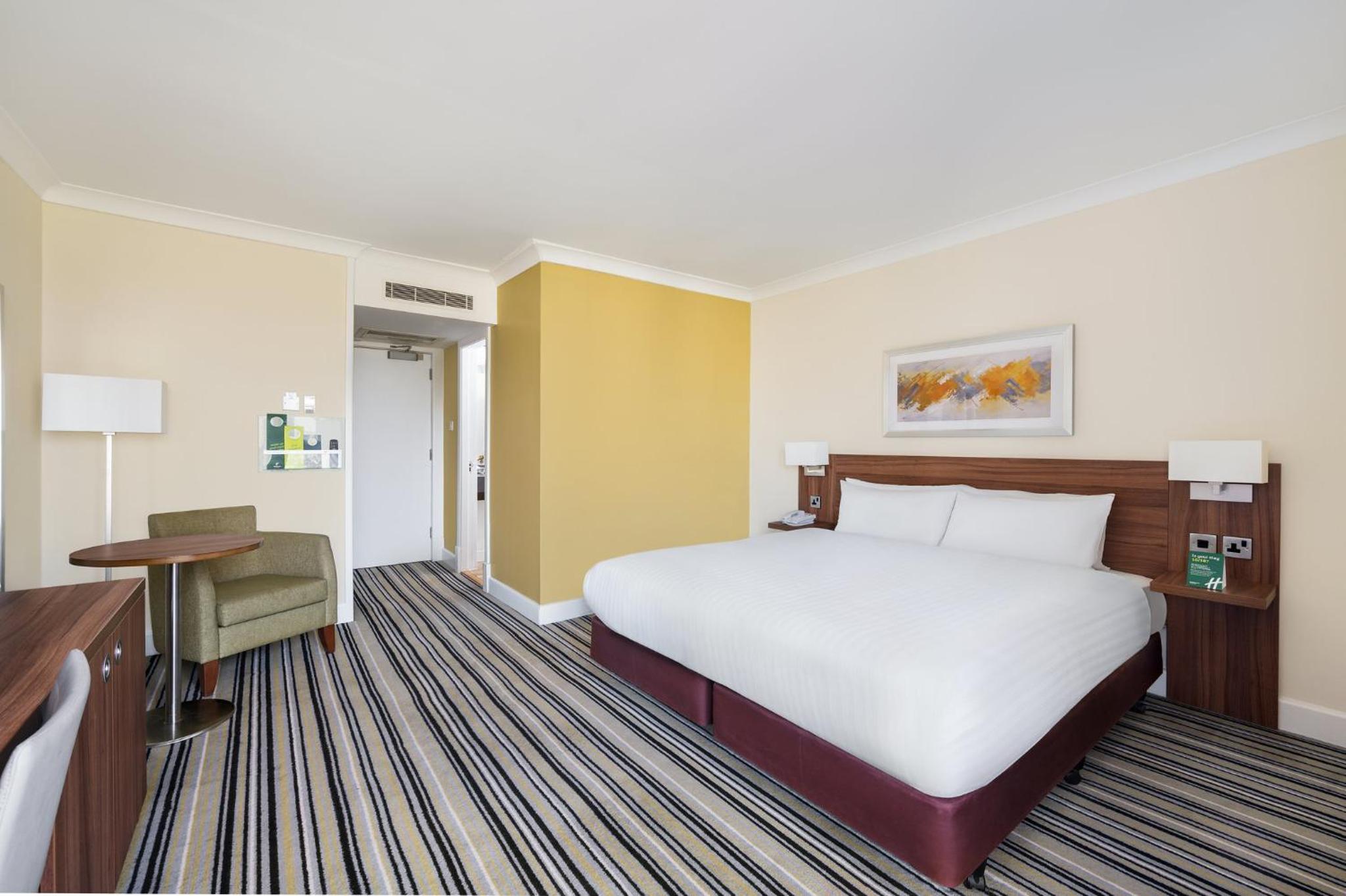 Standard King Room - Photo 8